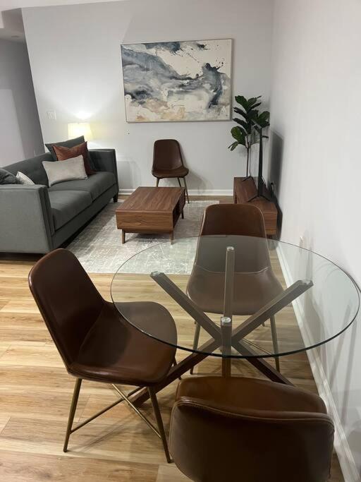 2BR Columbia Heights APT Walk 2 Metro & Shops, photo 25
