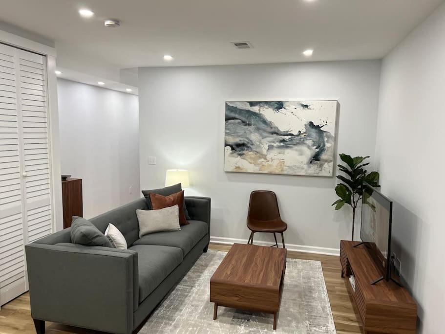 2BR Columbia Heights APT Walk 2 Metro & Shops, photo 15