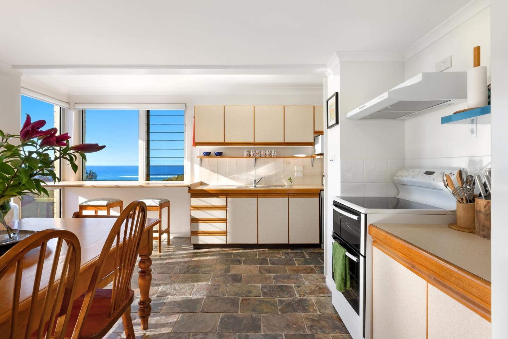 Spindrift Lowerdeck BEACH FRONT location! Wifi+++