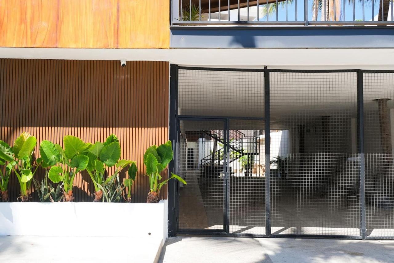 Relaxed Centrally Located 2BR 1BA Ideal Workspace view 5