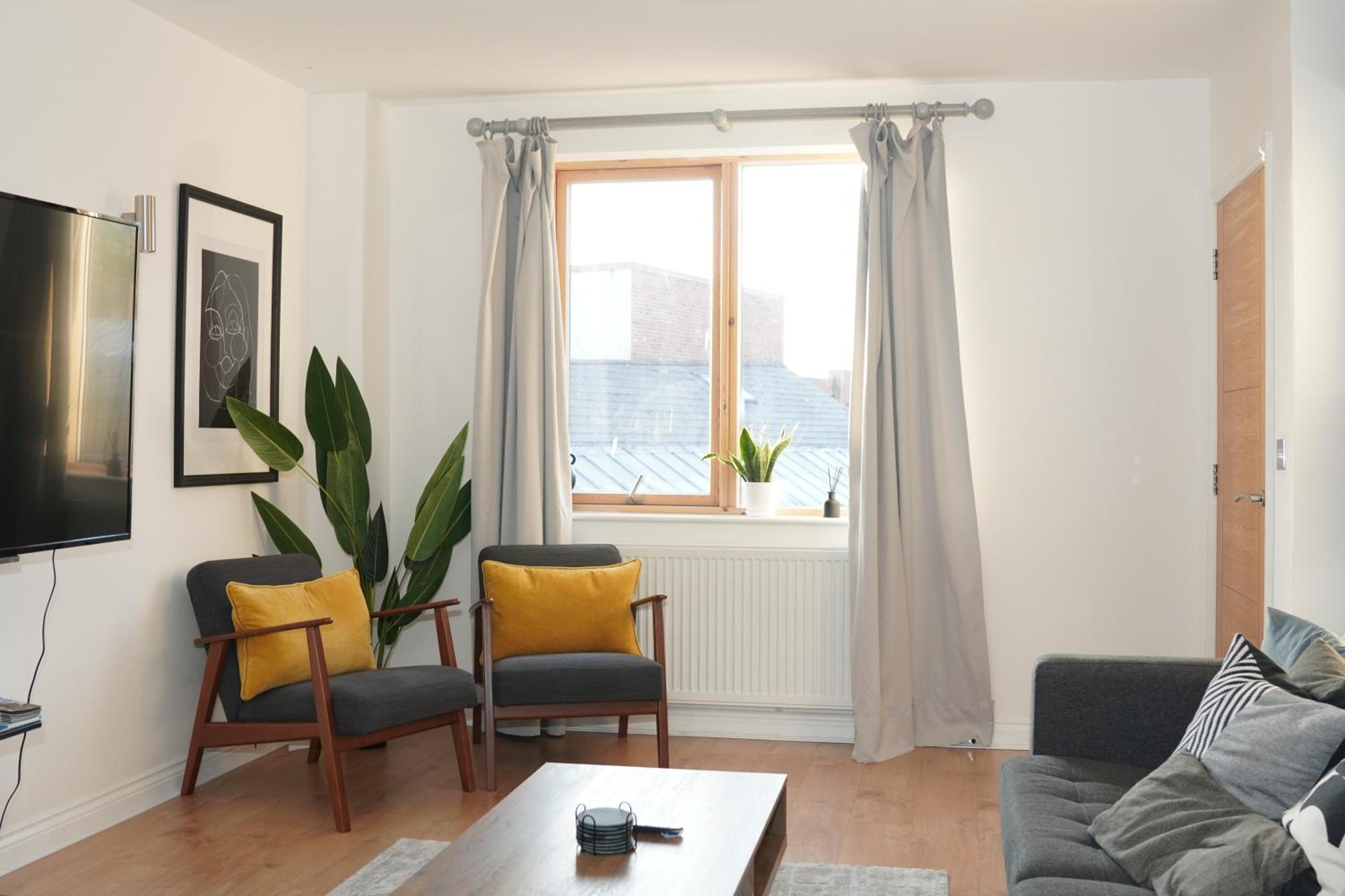 Spacious 4BR 4BA gated townhouse with balconies, Central JQ view 2