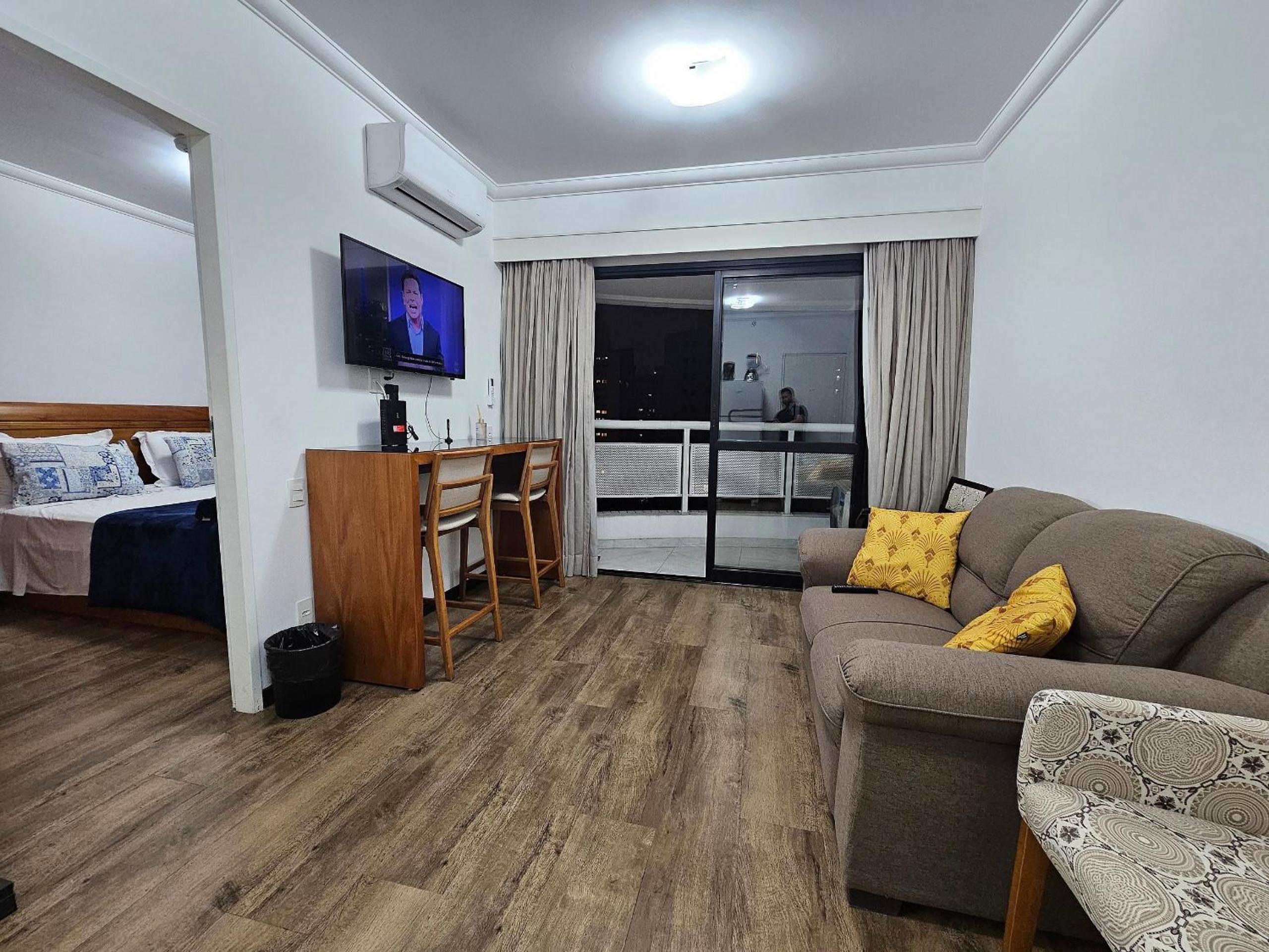 Flat Hotel The Palace com quarto sala e cozinha