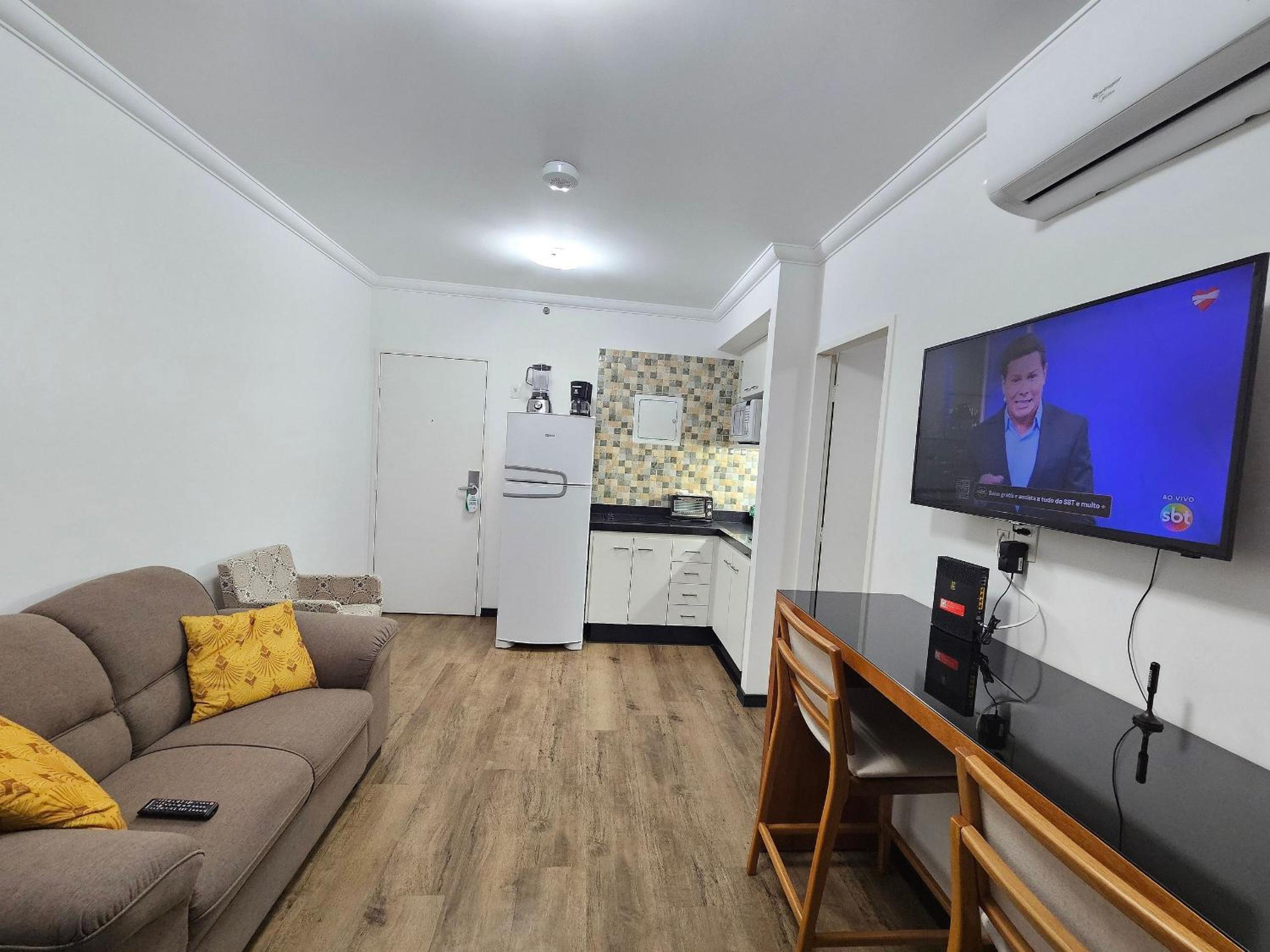 Flat Hotel The Palace com quarto sala e cozinha