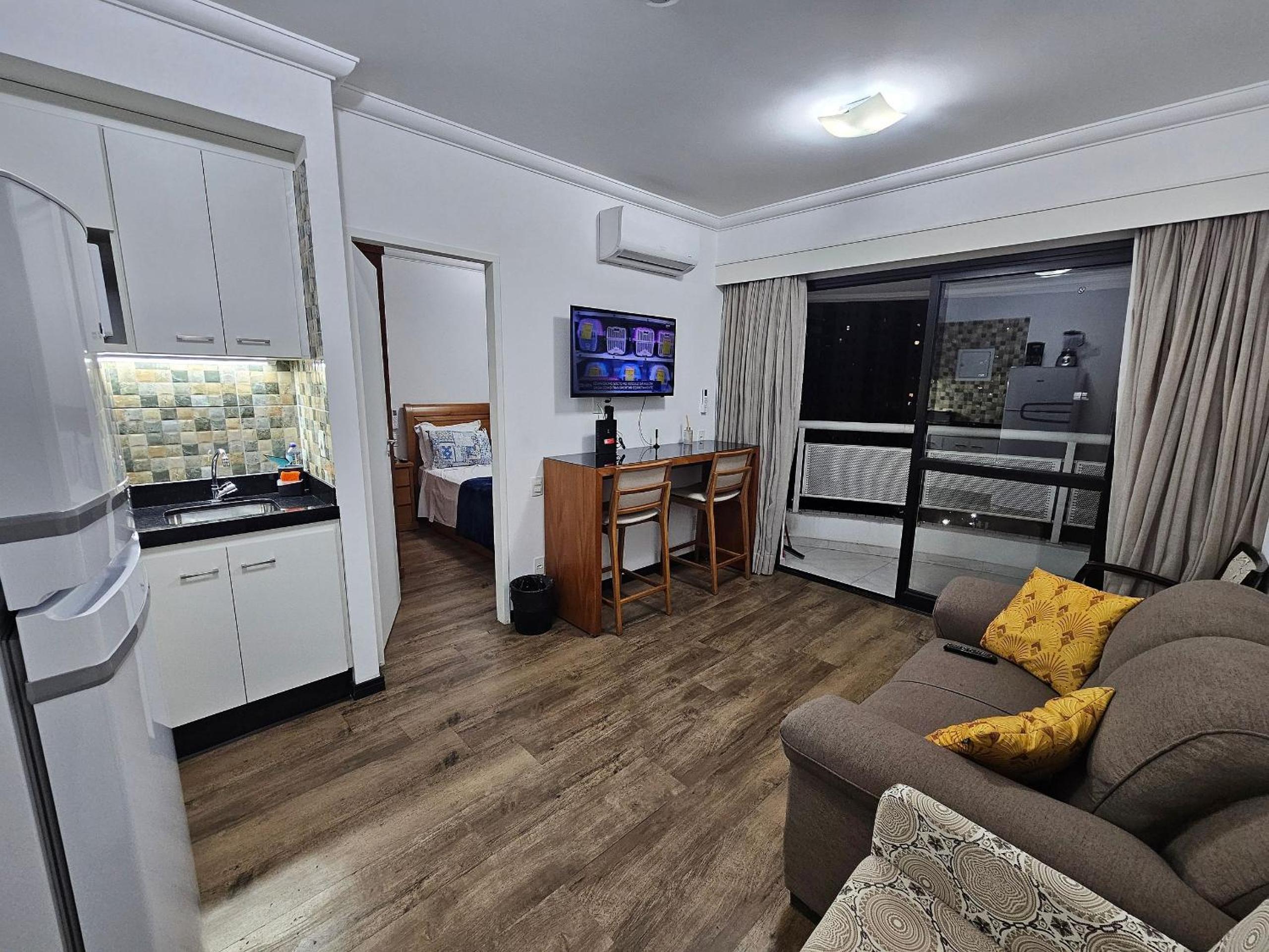 Flat Hotel The Palace com quarto sala e cozinha