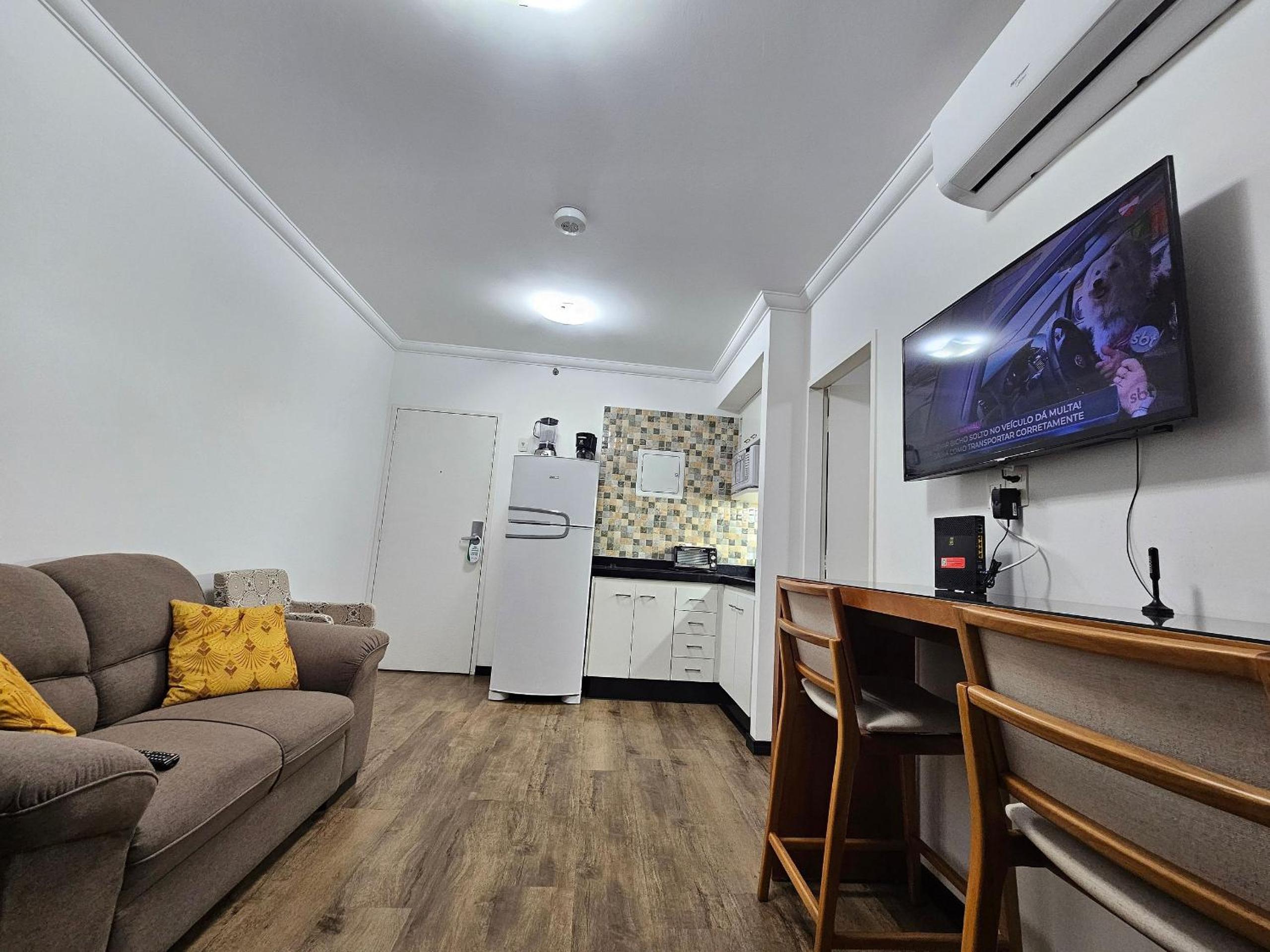 Flat Hotel The Palace com quarto sala e cozinha