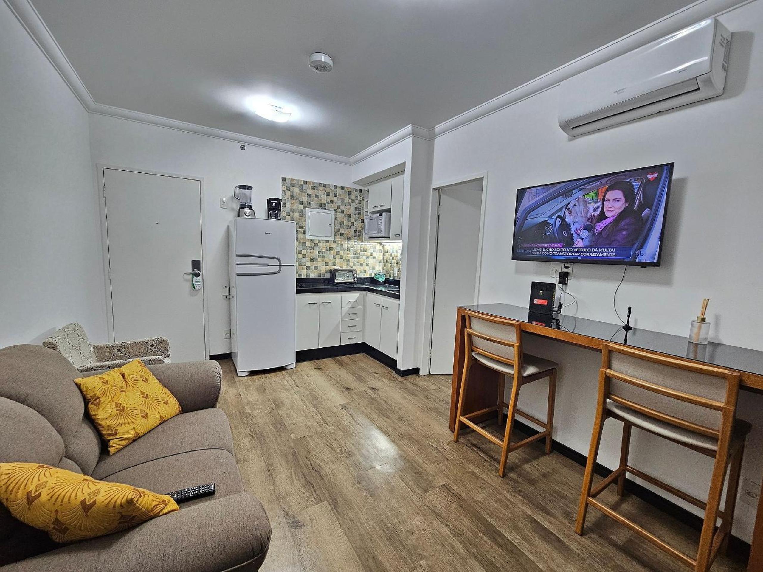Flat Hotel The Palace com quarto sala e cozinha