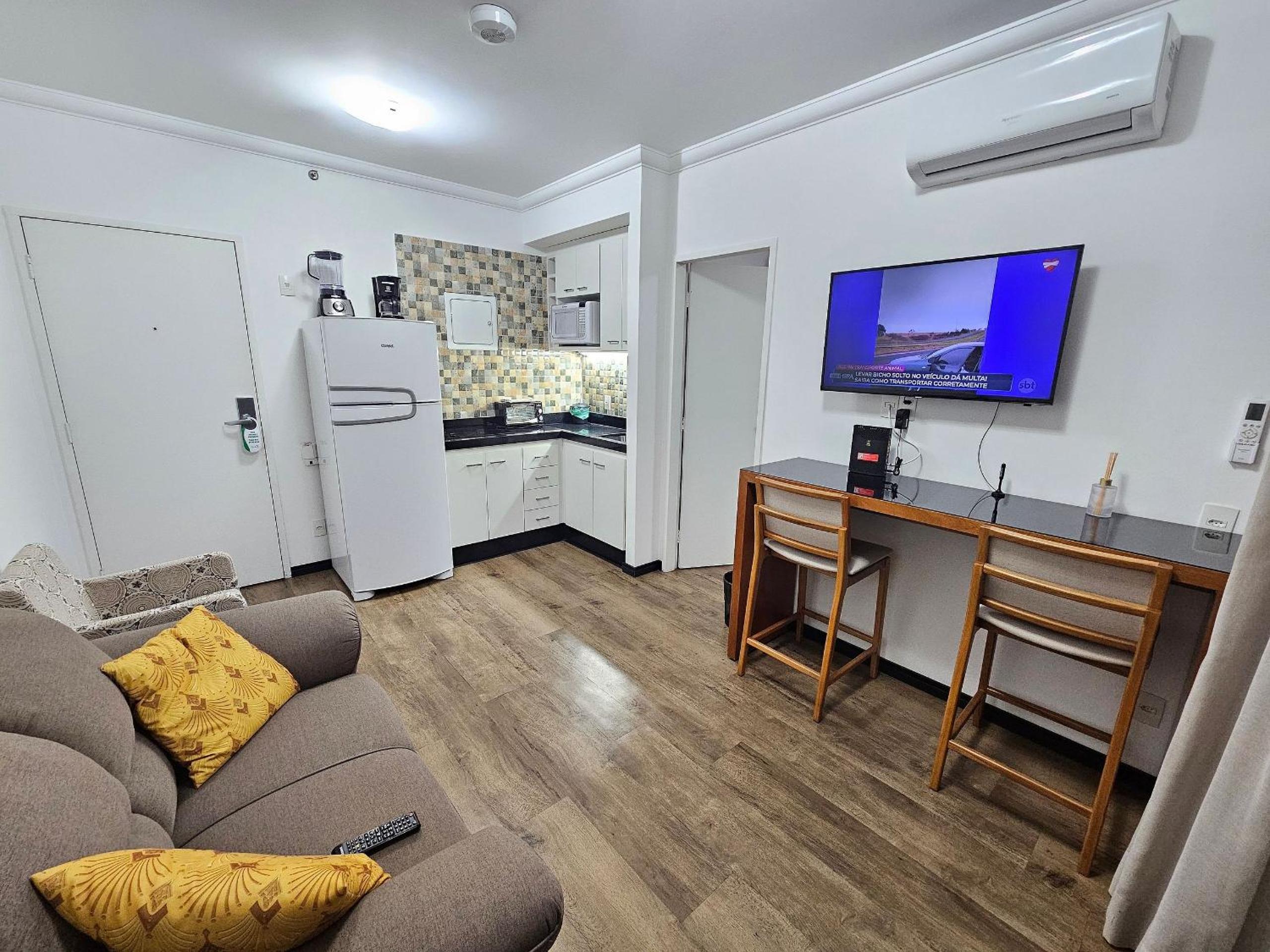 Flat Hotel The Palace com quarto sala e cozinha