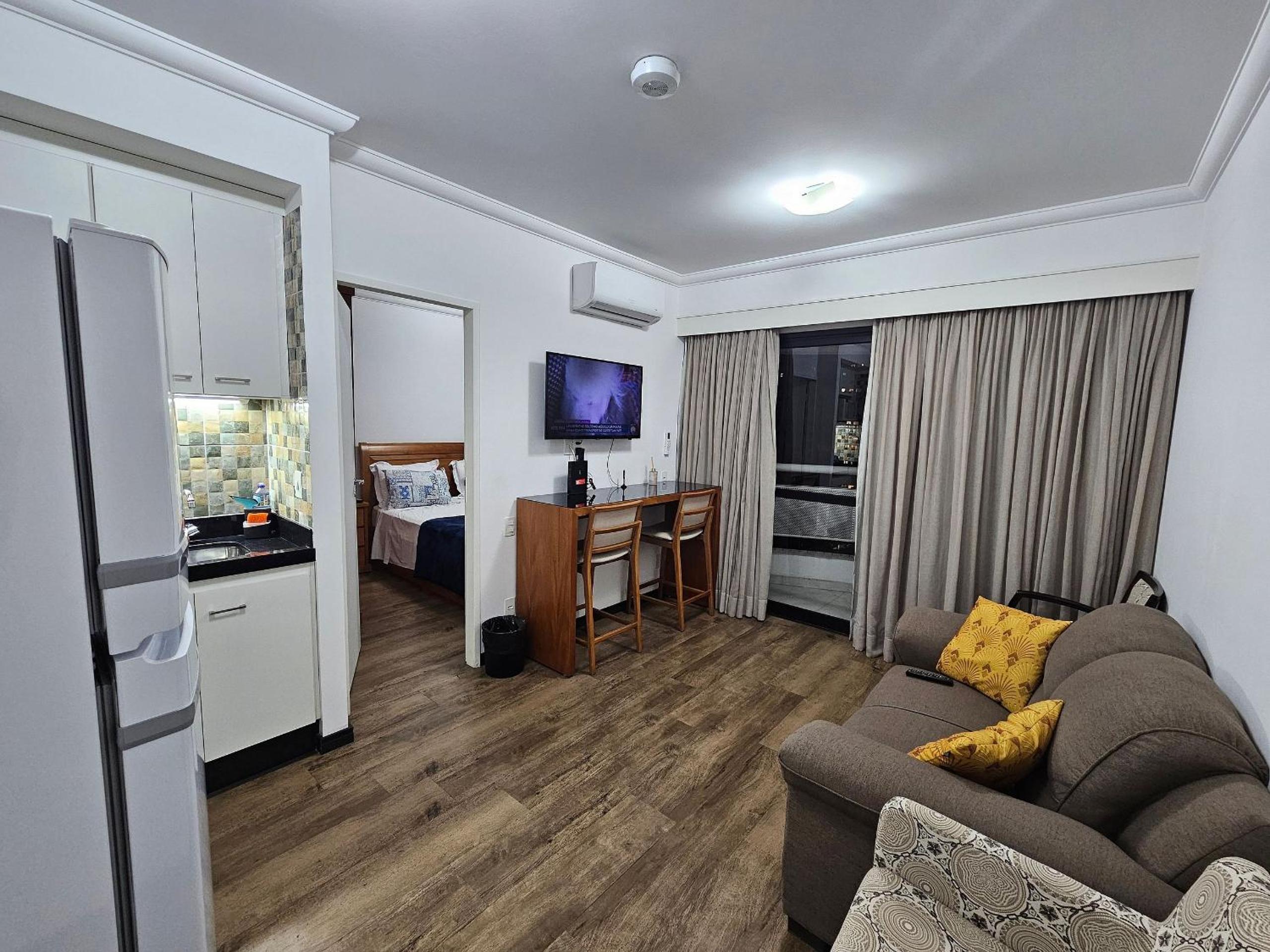 Flat Hotel The Palace com quarto sala e cozinha