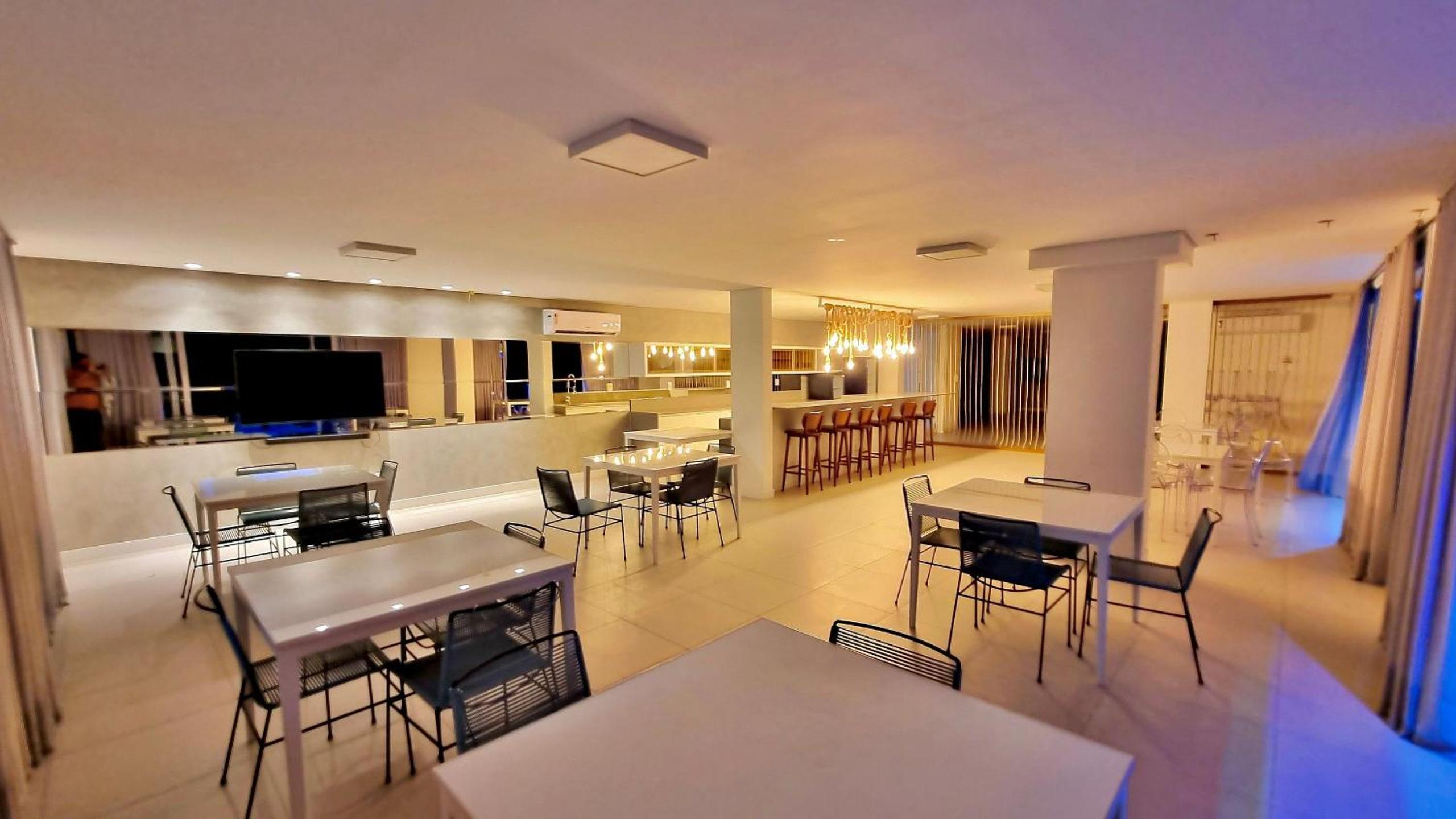 Espaço c/ piscinas e vista panorâmica da Praia