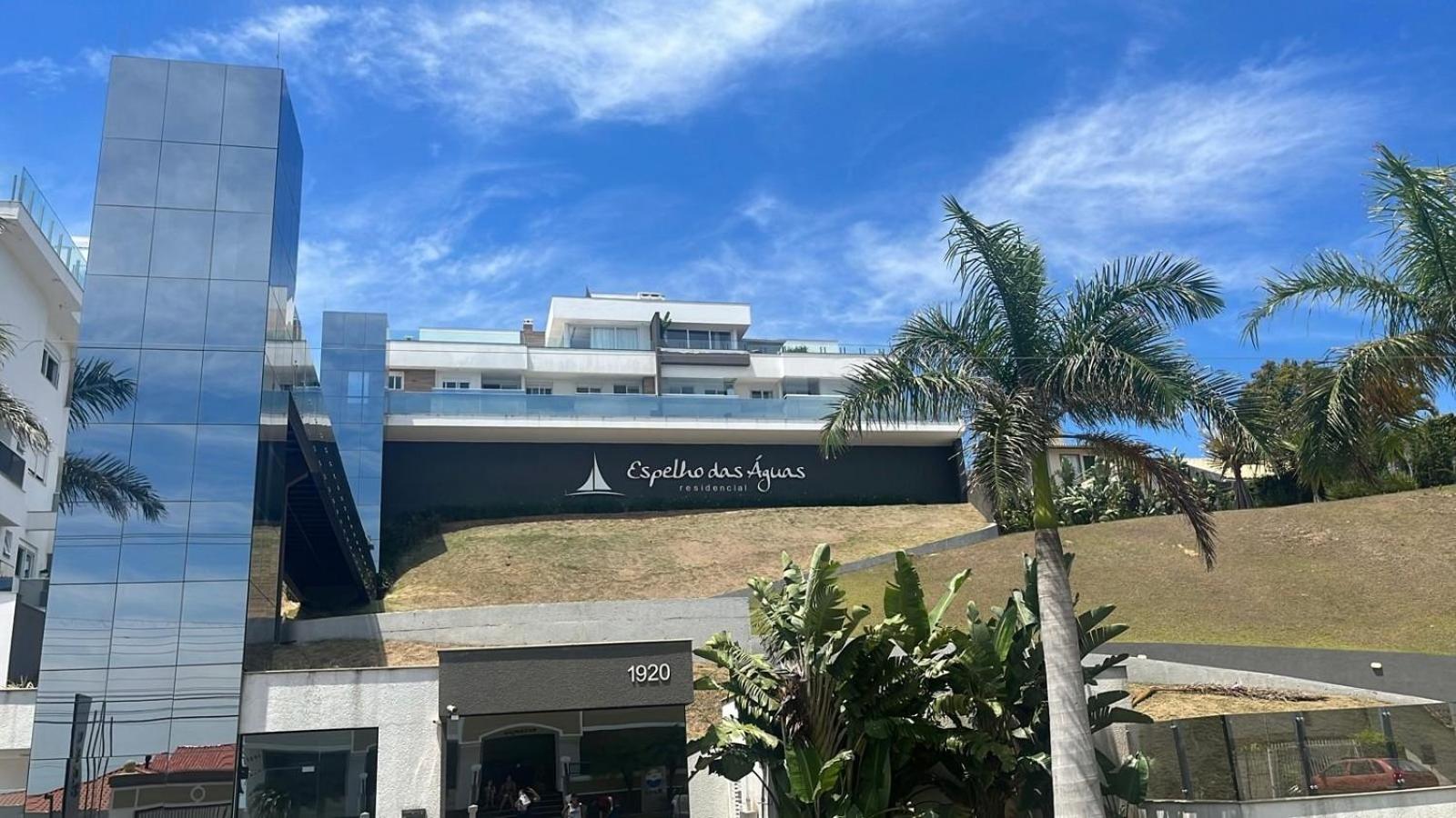 Espaço c/ piscinas e vista panorâmica da Praia