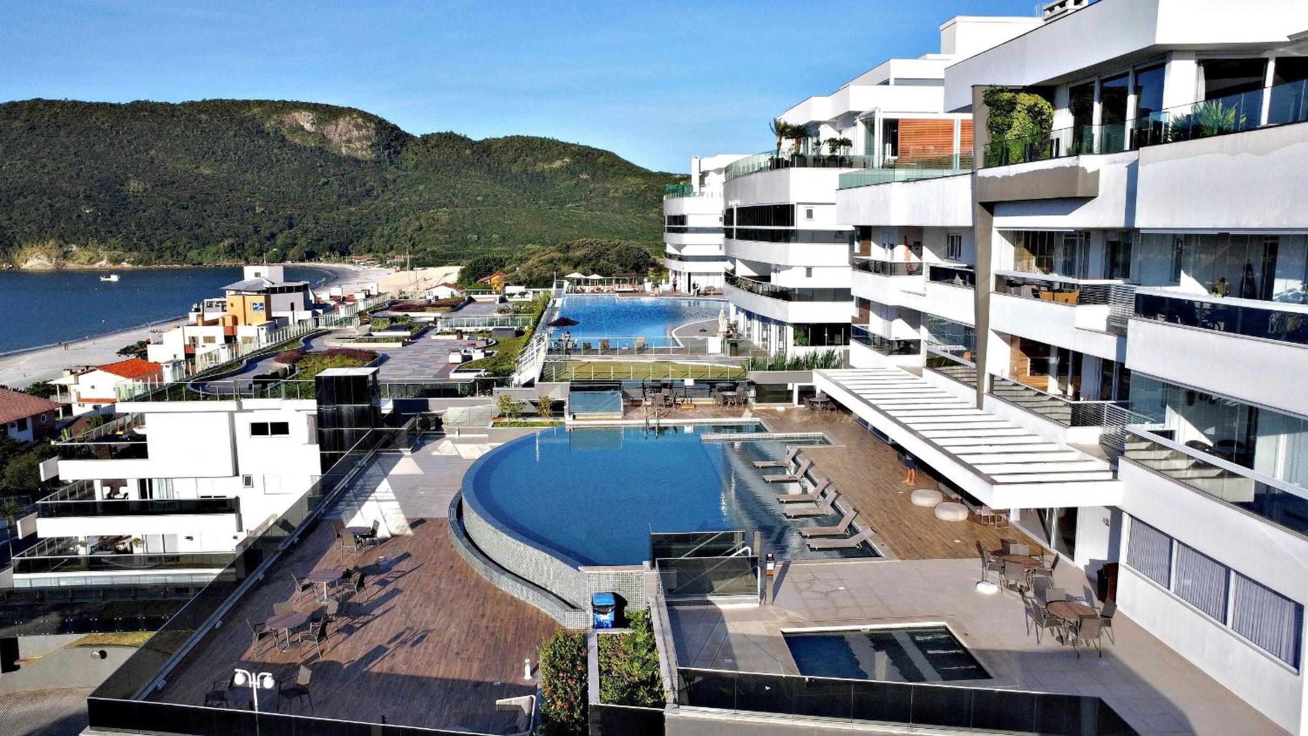 Espaço c/ piscinas e vista panorâmica da Praia