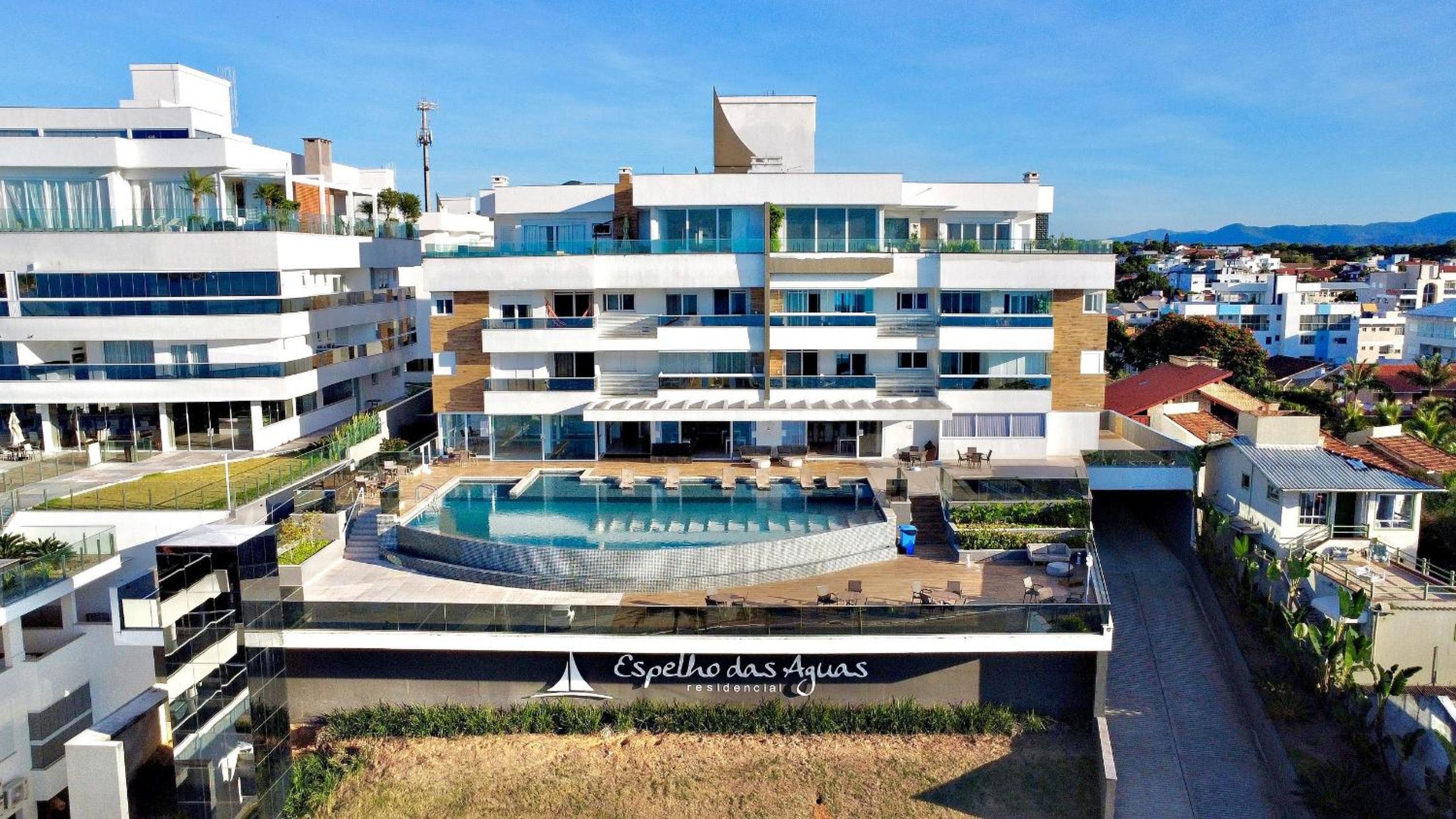 Espaço c/ piscinas e vista panorâmica da Praia