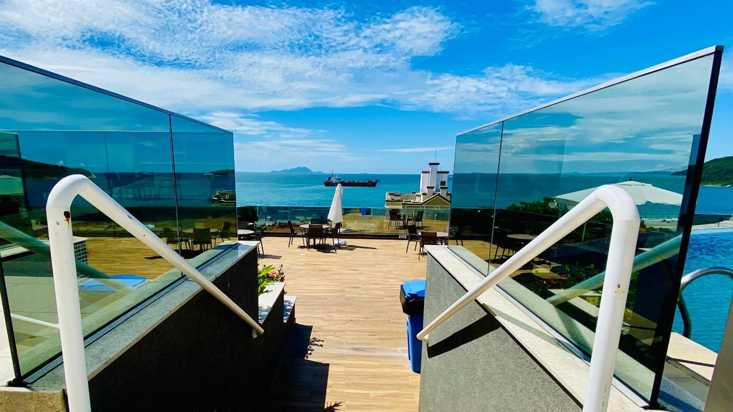 Espaço c/ piscinas e vista panorâmica da Praia