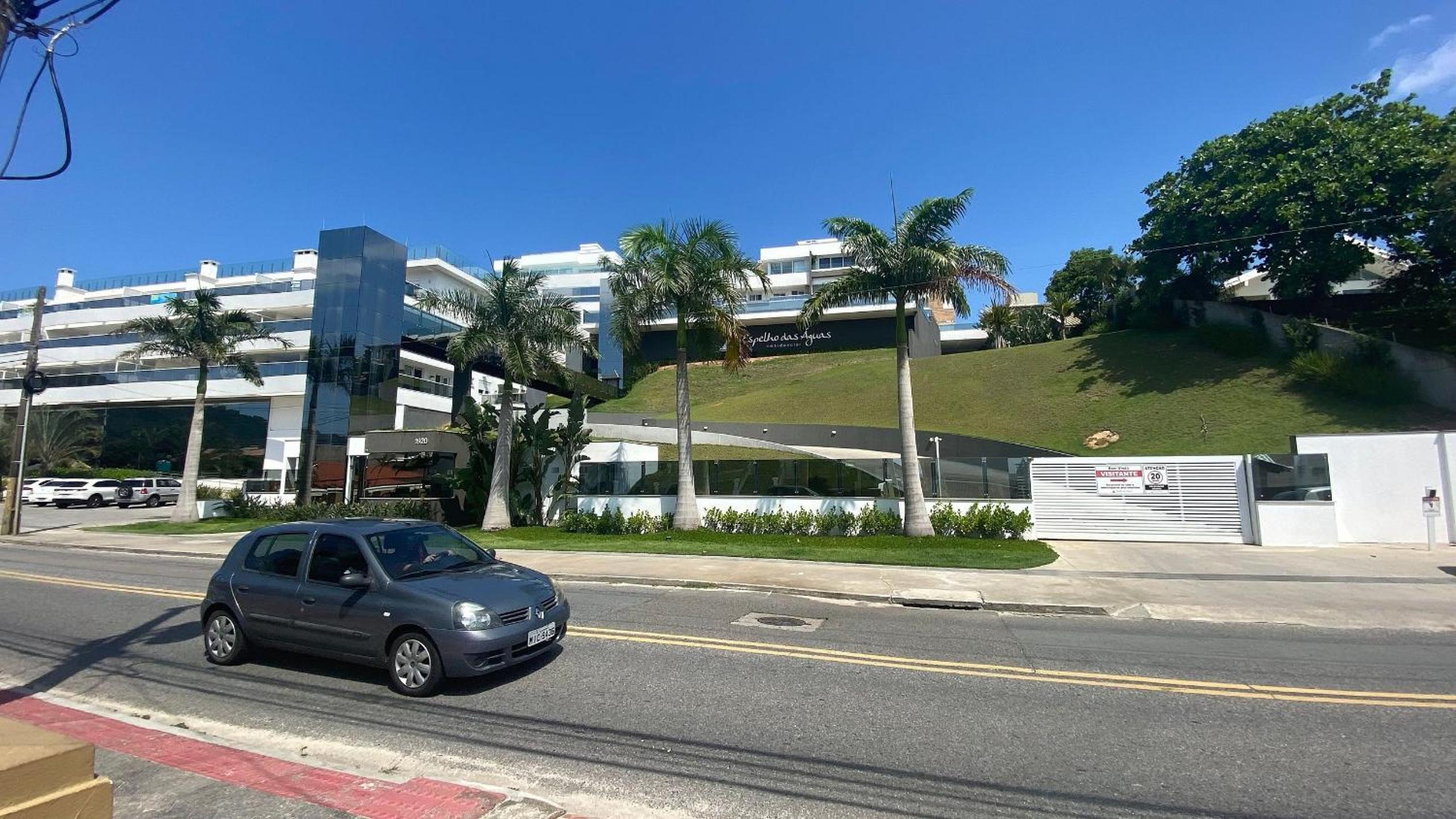 Espaço c/ piscinas e vista panorâmica da Praia
