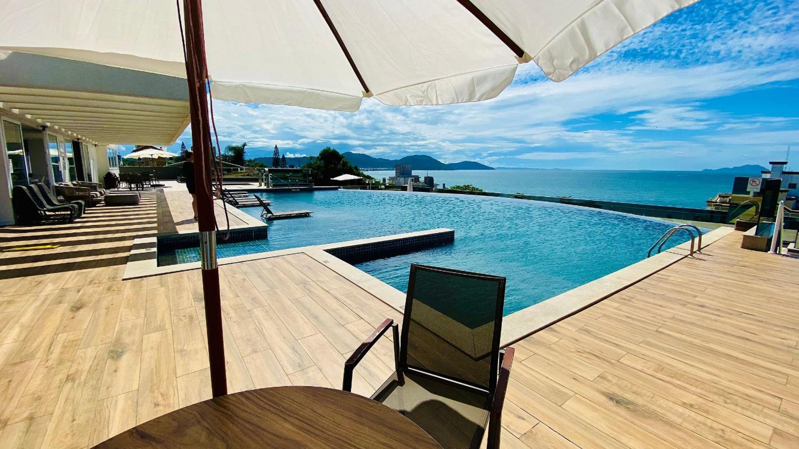 Espaço c/ piscinas e vista panorâmica da Praia