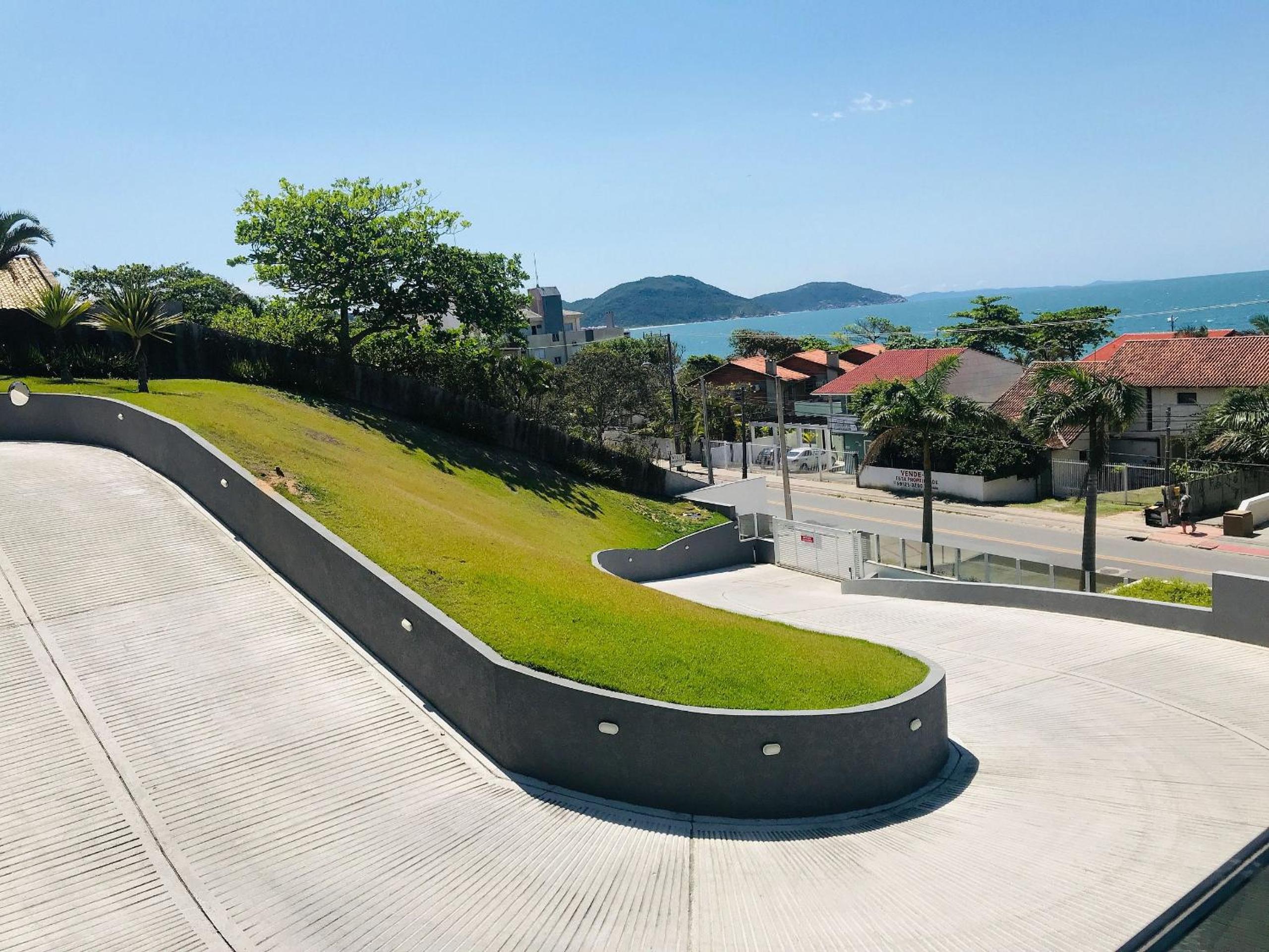 Espaço c/ piscinas e vista panorâmica da Praia