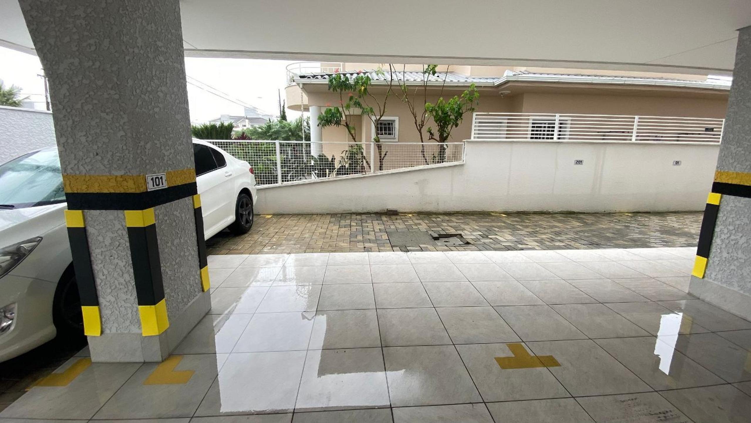 Espaço prático e clean 700 mts praia