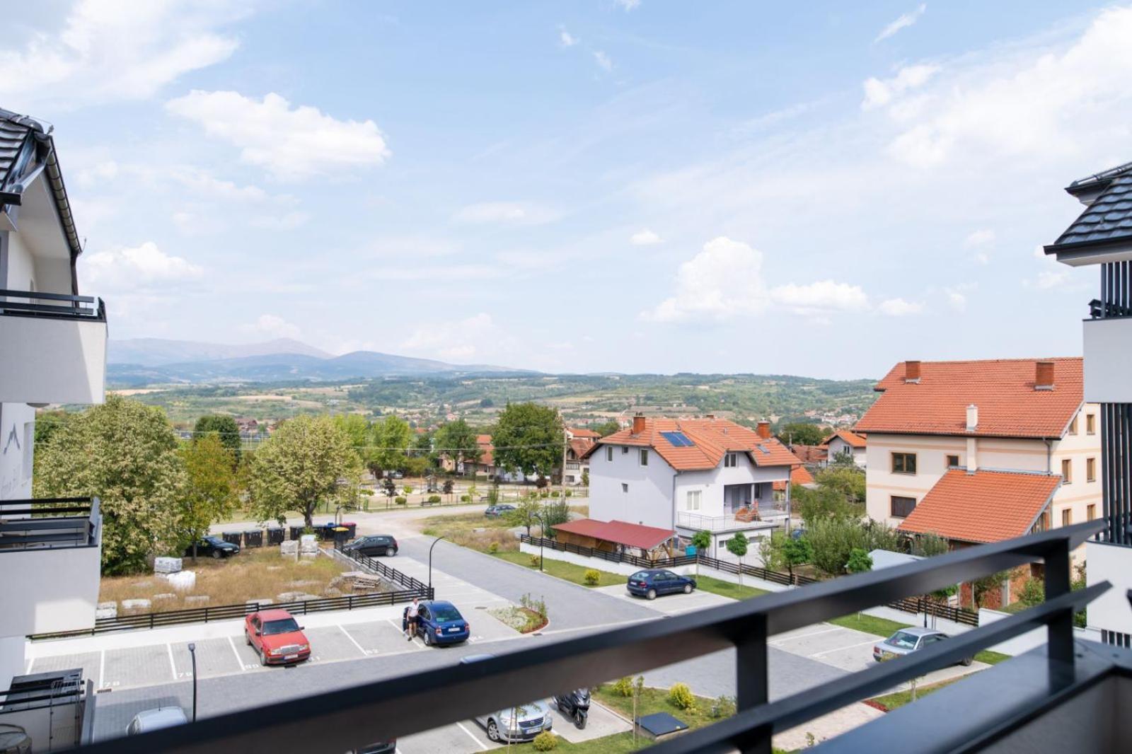 Viktor i Kasija green hill
