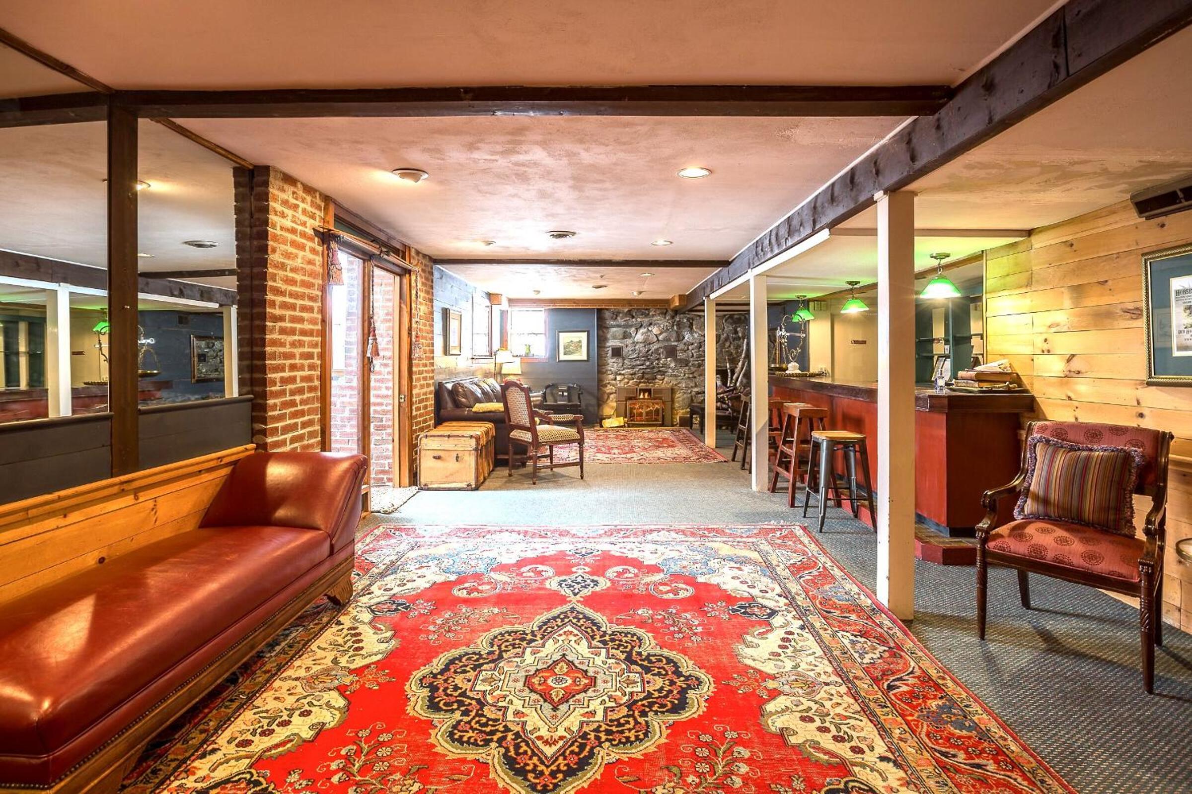 Private Tavern, Hot Tub, 8-Fireplaces, Spa Baths, Fire Pit, Baths Ensuite - Shop or Ski!