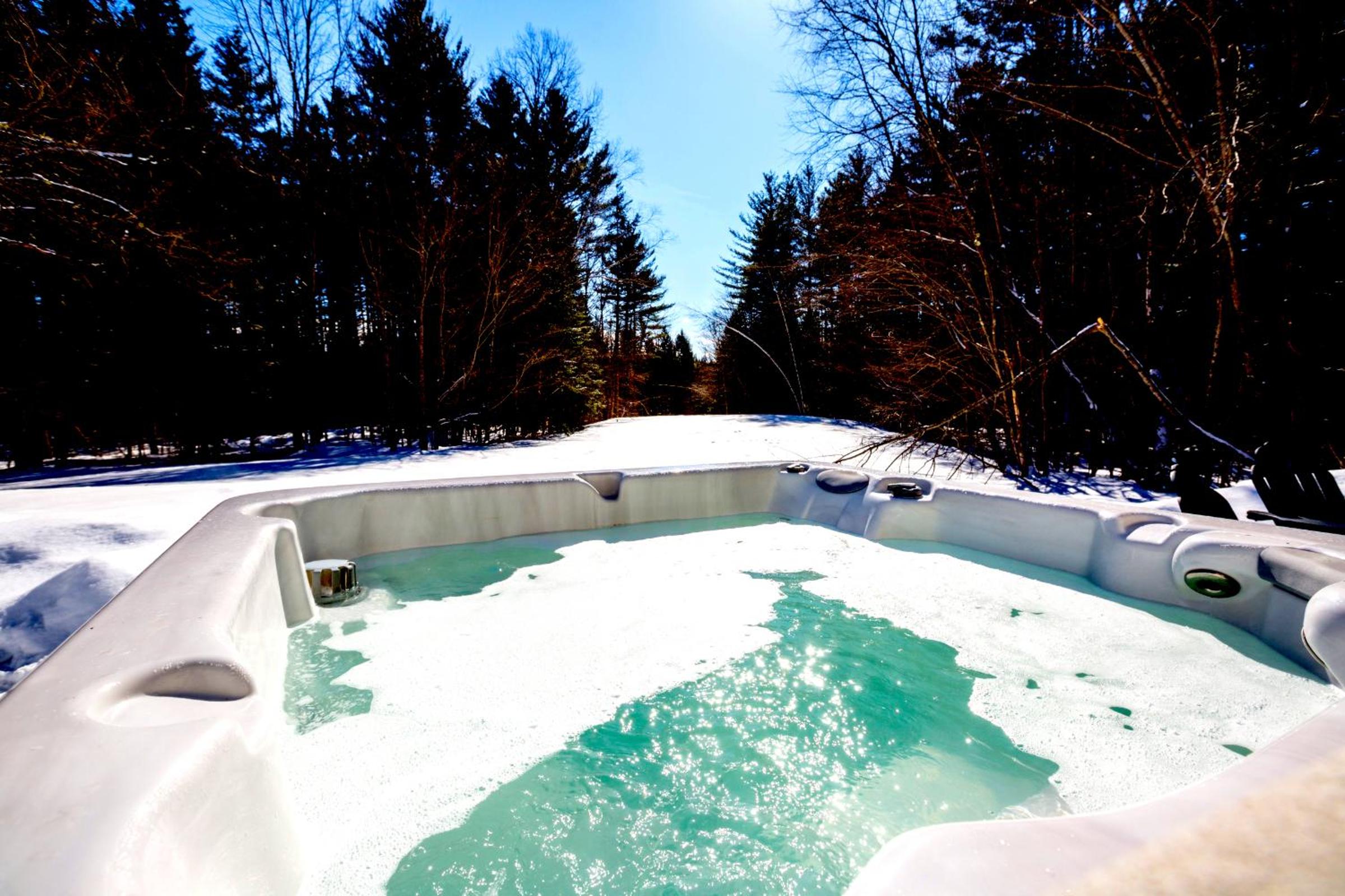 Private Tavern, Hot Tub, 8-Fireplaces, Spa Baths, Fire Pit, Baths Ensuite - Shop or Ski!