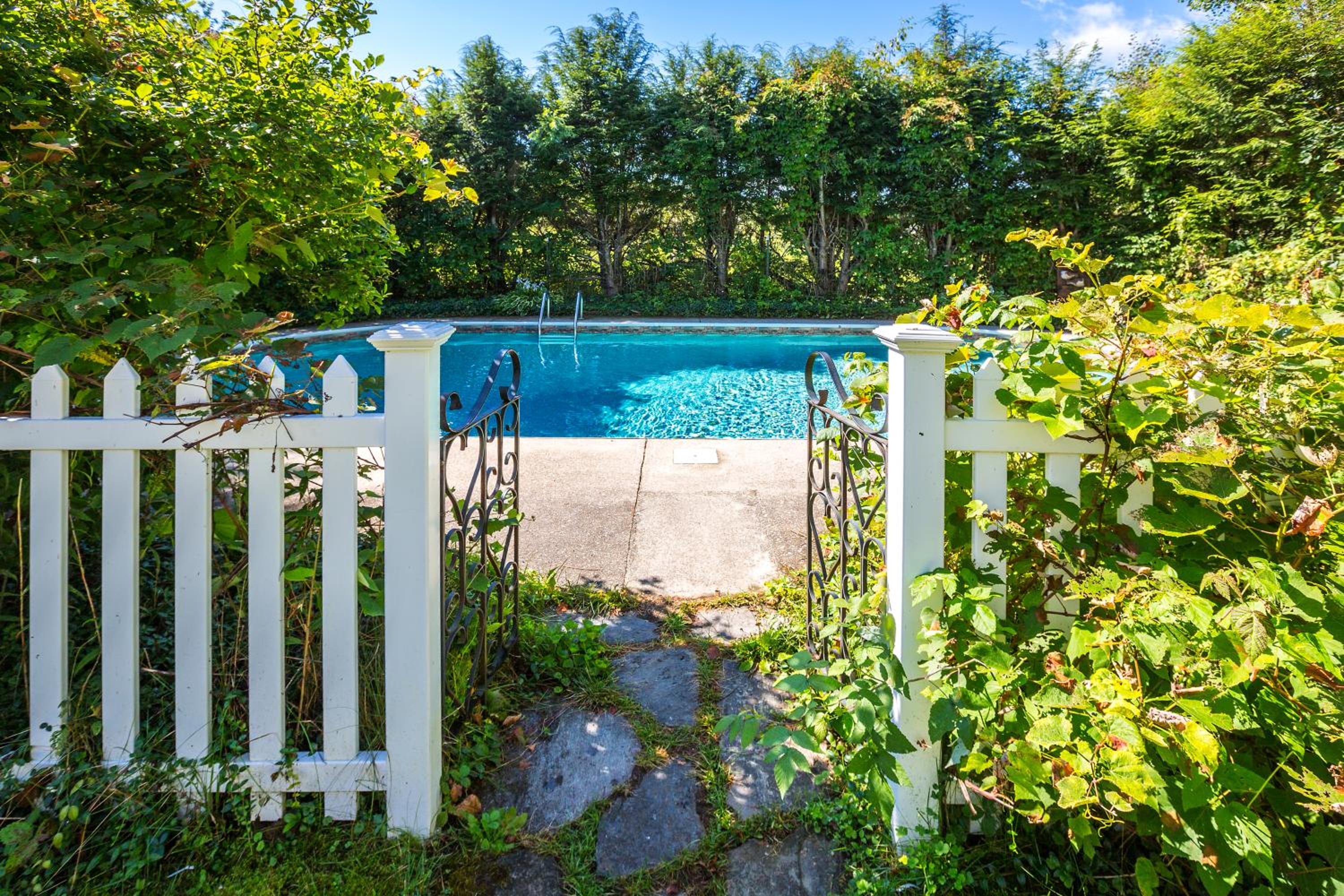 100 percent Private! Pool, Views, Skiing, Theatre! view 2