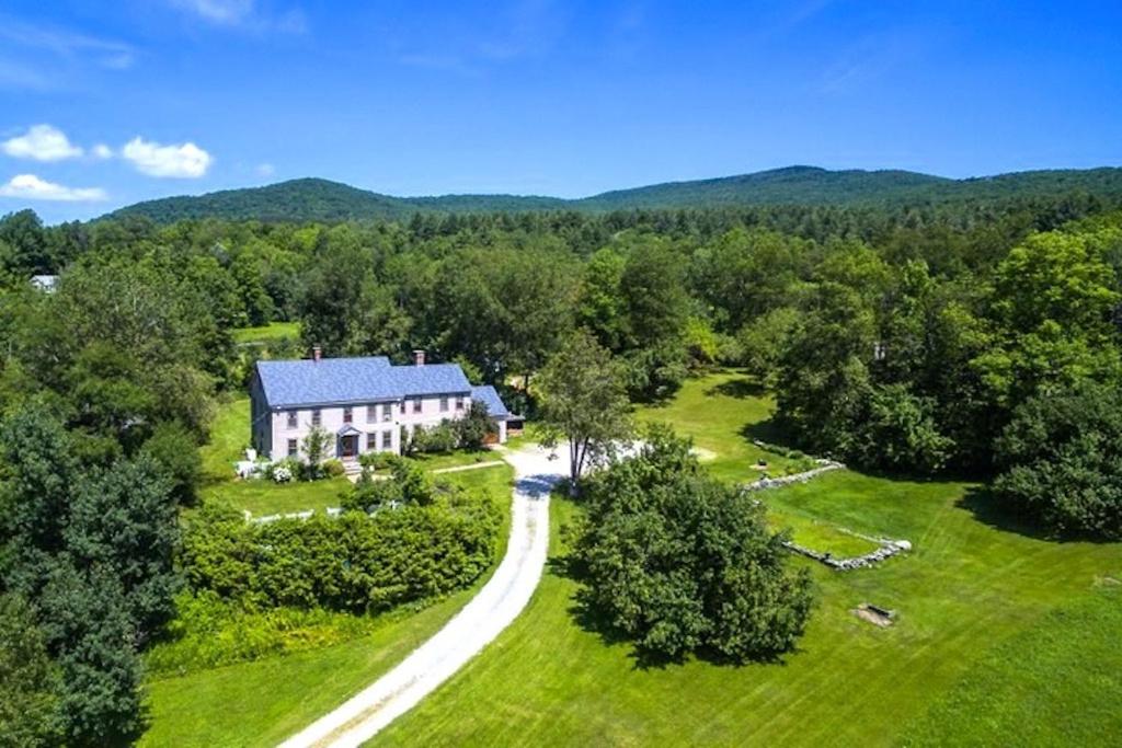 Fireplace, Ski-Okemo, Apple Trees, Piano, Amazing Views, Firepit, Priory, Pool, Fields, Theatre!