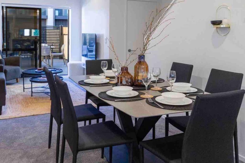 4 Minutes walk to Riverside Market!4bed 4 bath view 3
