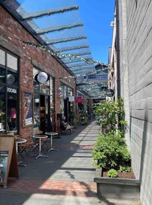 4 Minutes walk to Riverside Market!4bed 4 bath view 5