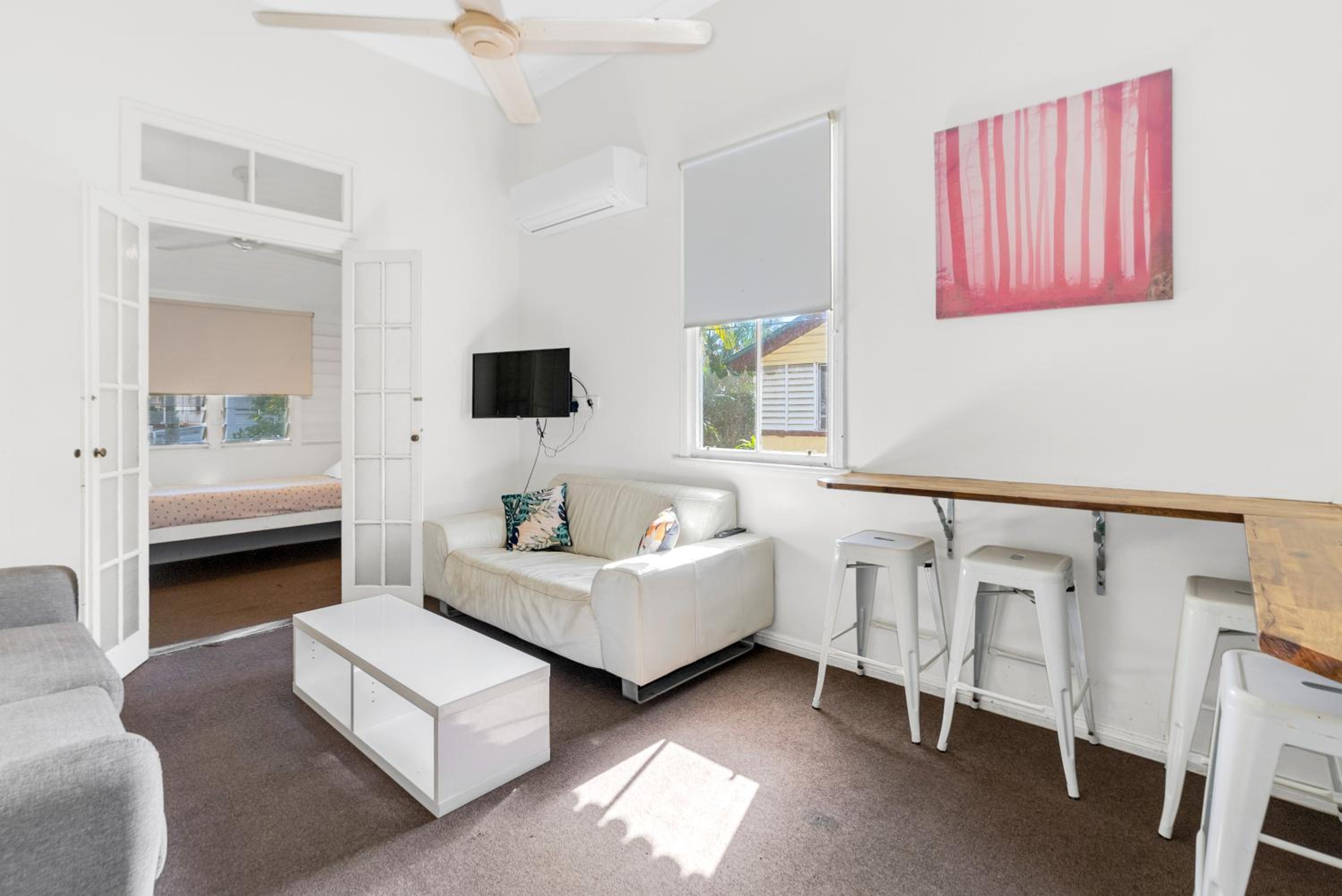 6 Bedroom 3 Bathroom Apartment Cairns Central