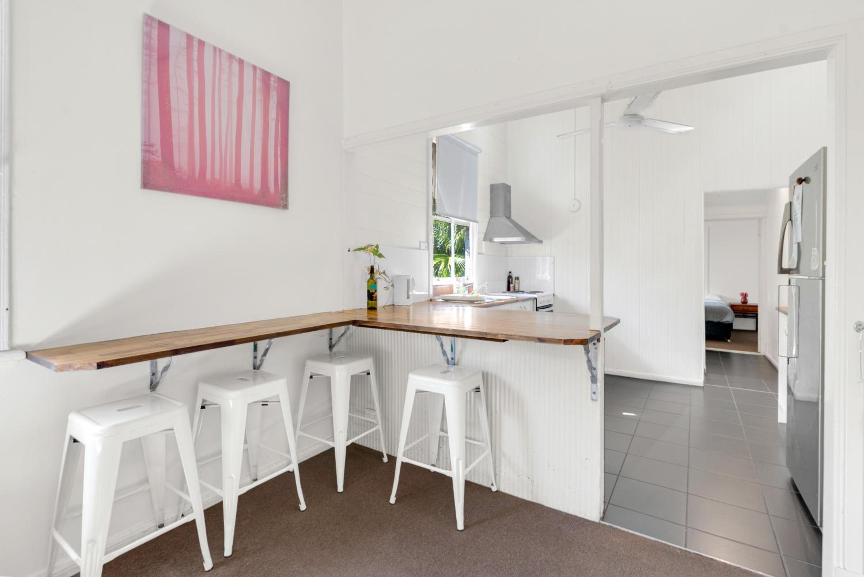 6 Bedroom 3 Bathroom Apartment Cairns Central