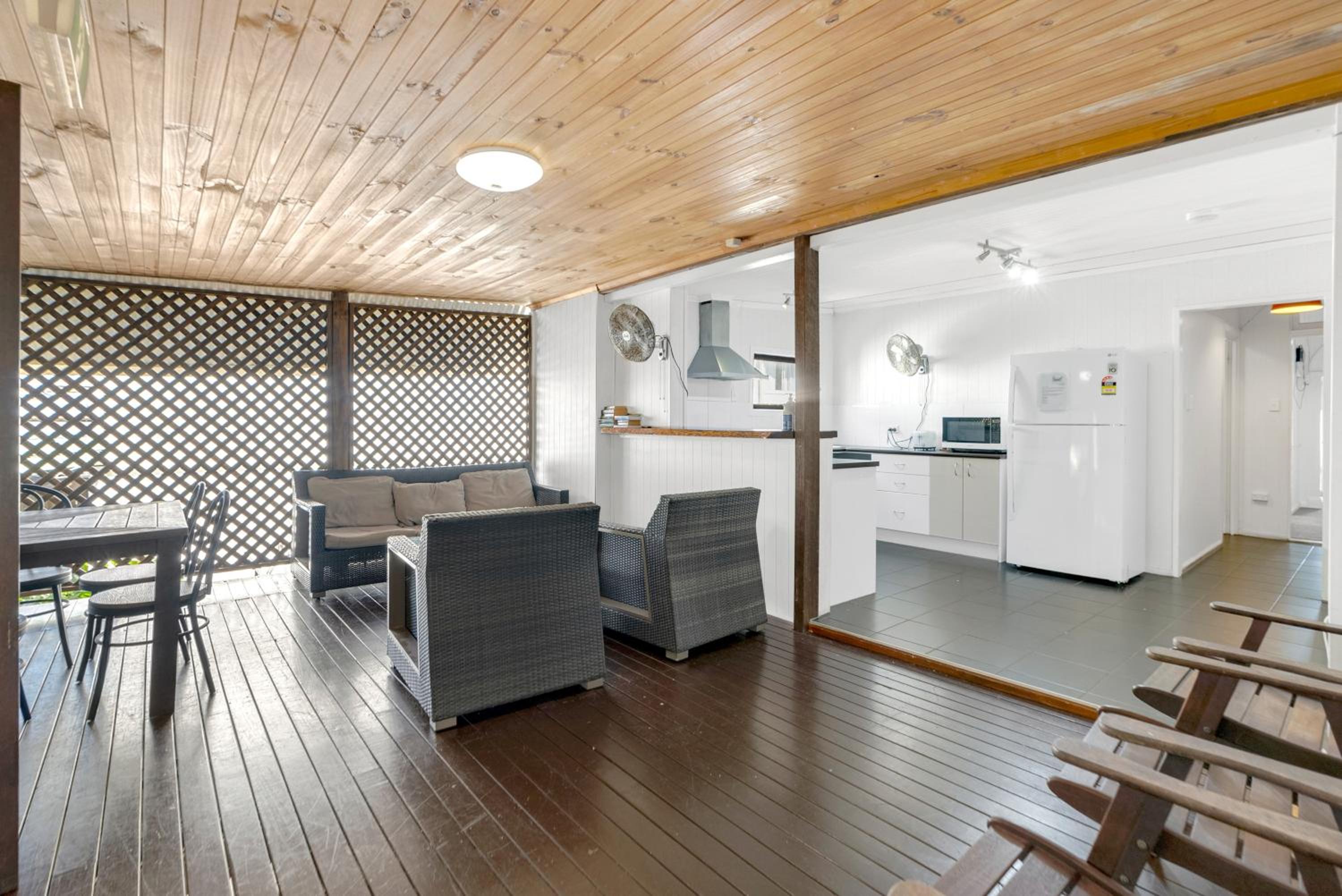 6 Bedroom 3 Bathroom Apartment Cairns Central