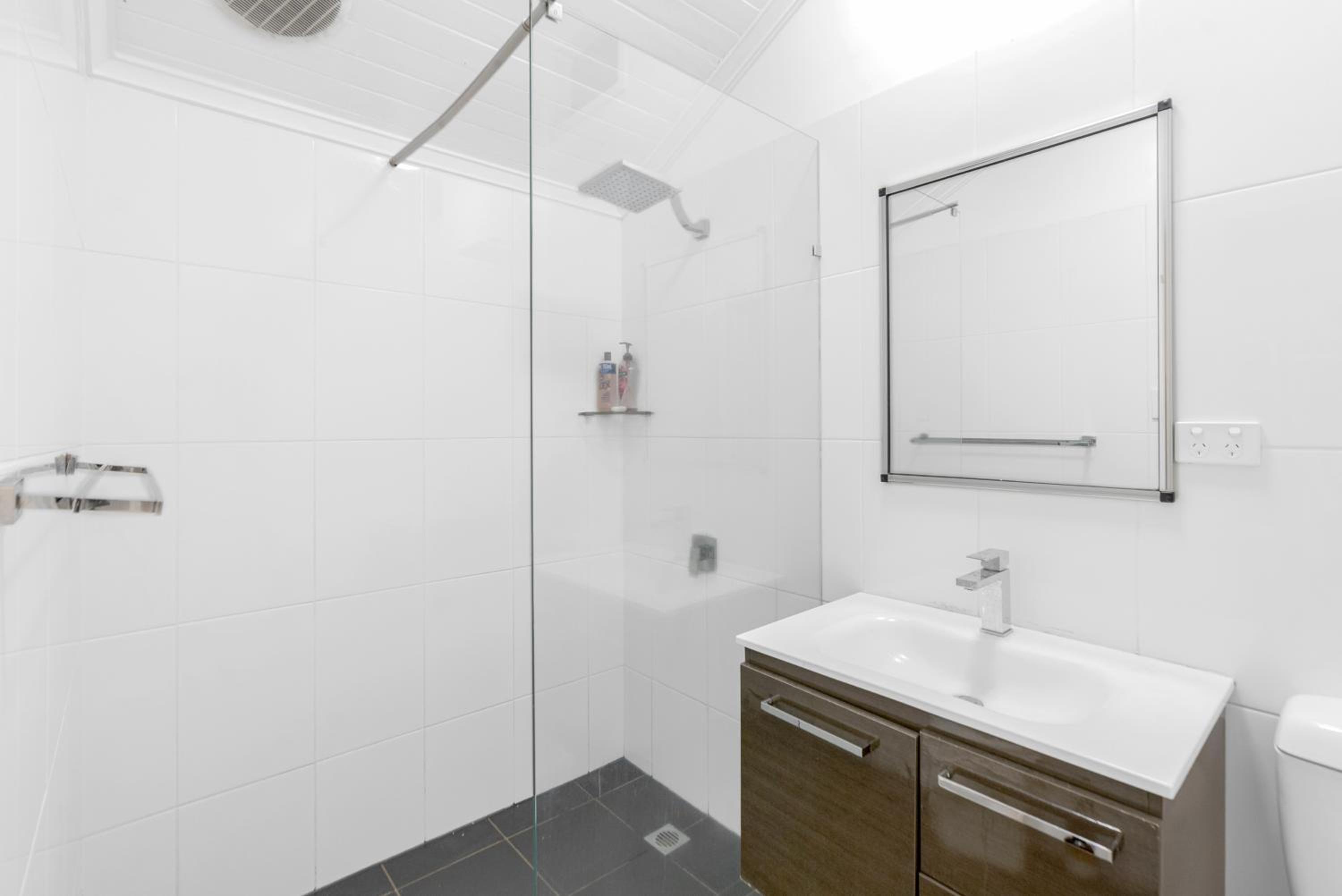 6 Bedroom 3 Bathroom Apartment Cairns Central