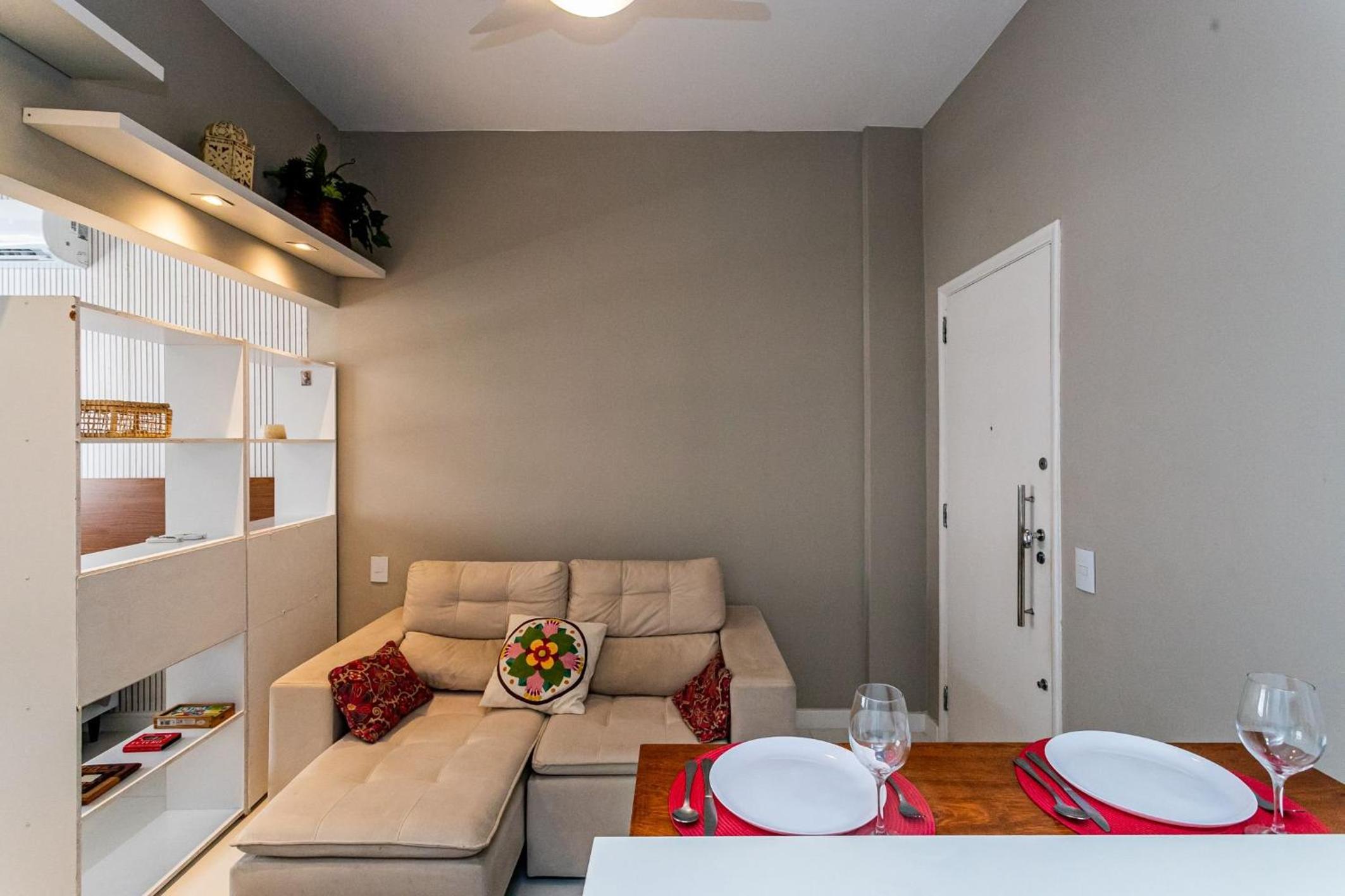 Apartamento Copacabana com Garagem, Home Office, Closet - Luxo, Conforto e Lazer.