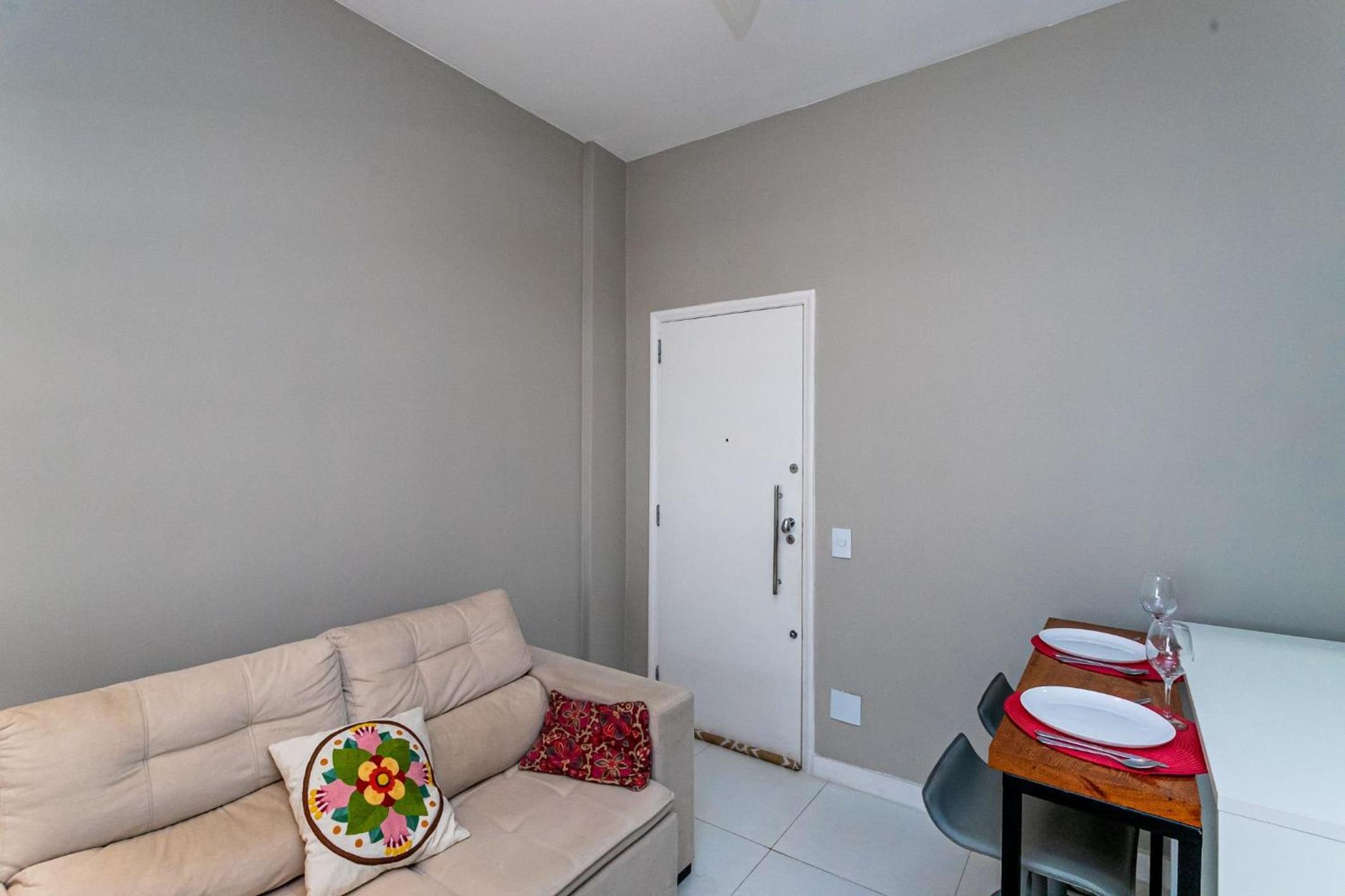 Apartamento Copacabana com Garagem, Home Office, Closet - Luxo, Conforto e Lazer.