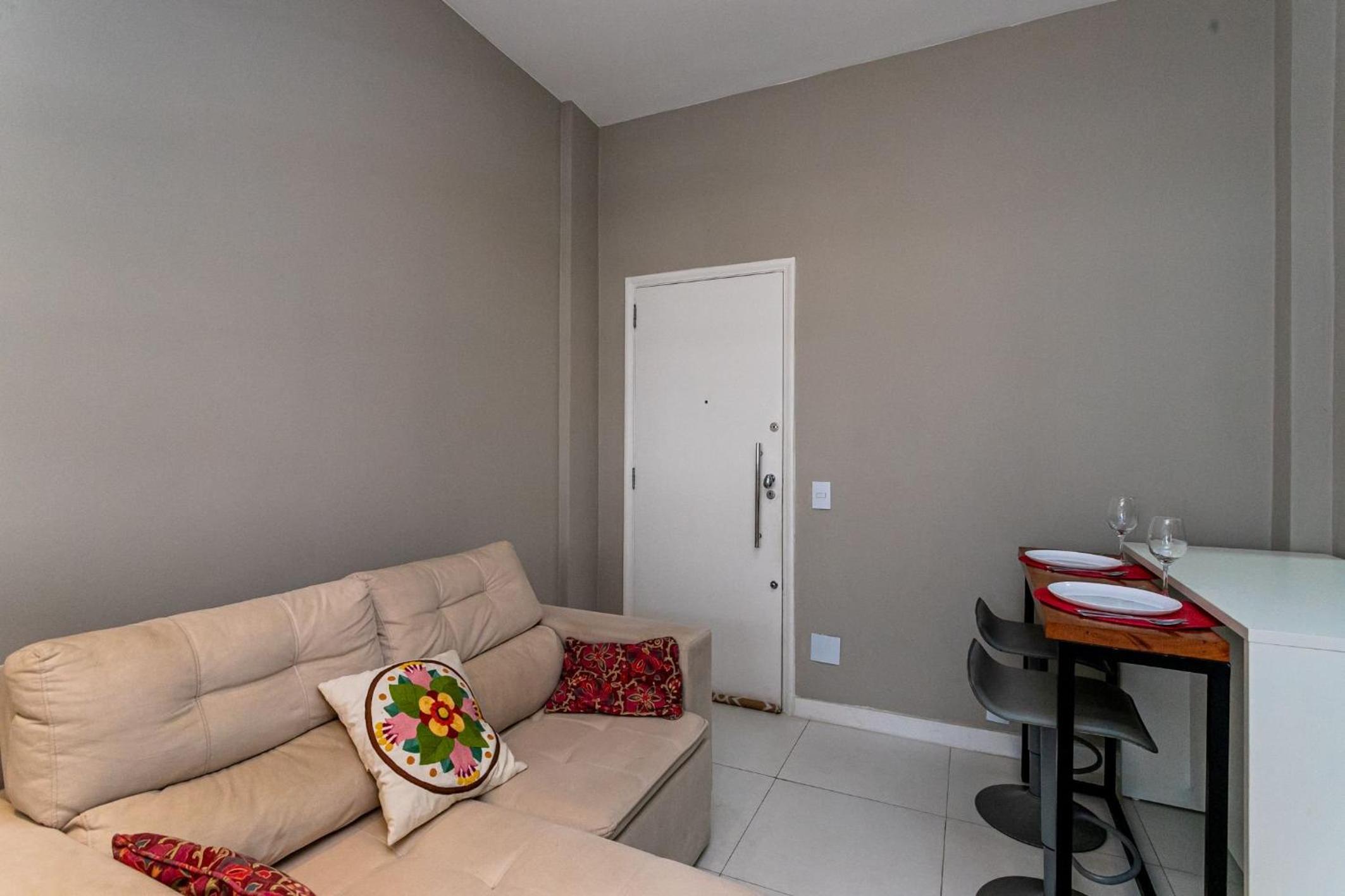 Apartamento Copacabana com Garagem, Home Office, Closet - Luxo, Conforto e Lazer.