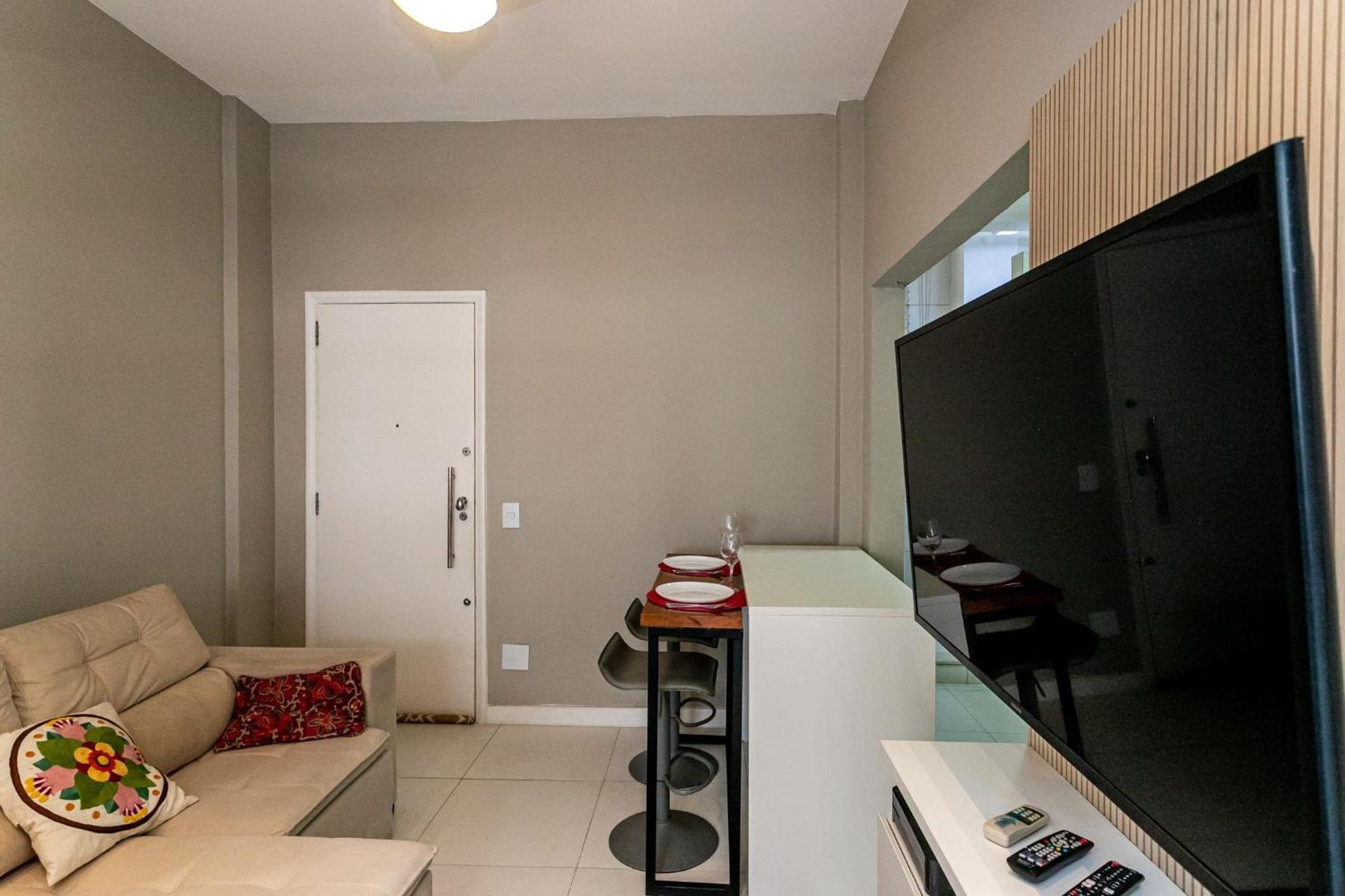 Apartamento Copacabana com Garagem, Home Office, Closet - Luxo, Conforto e Lazer.