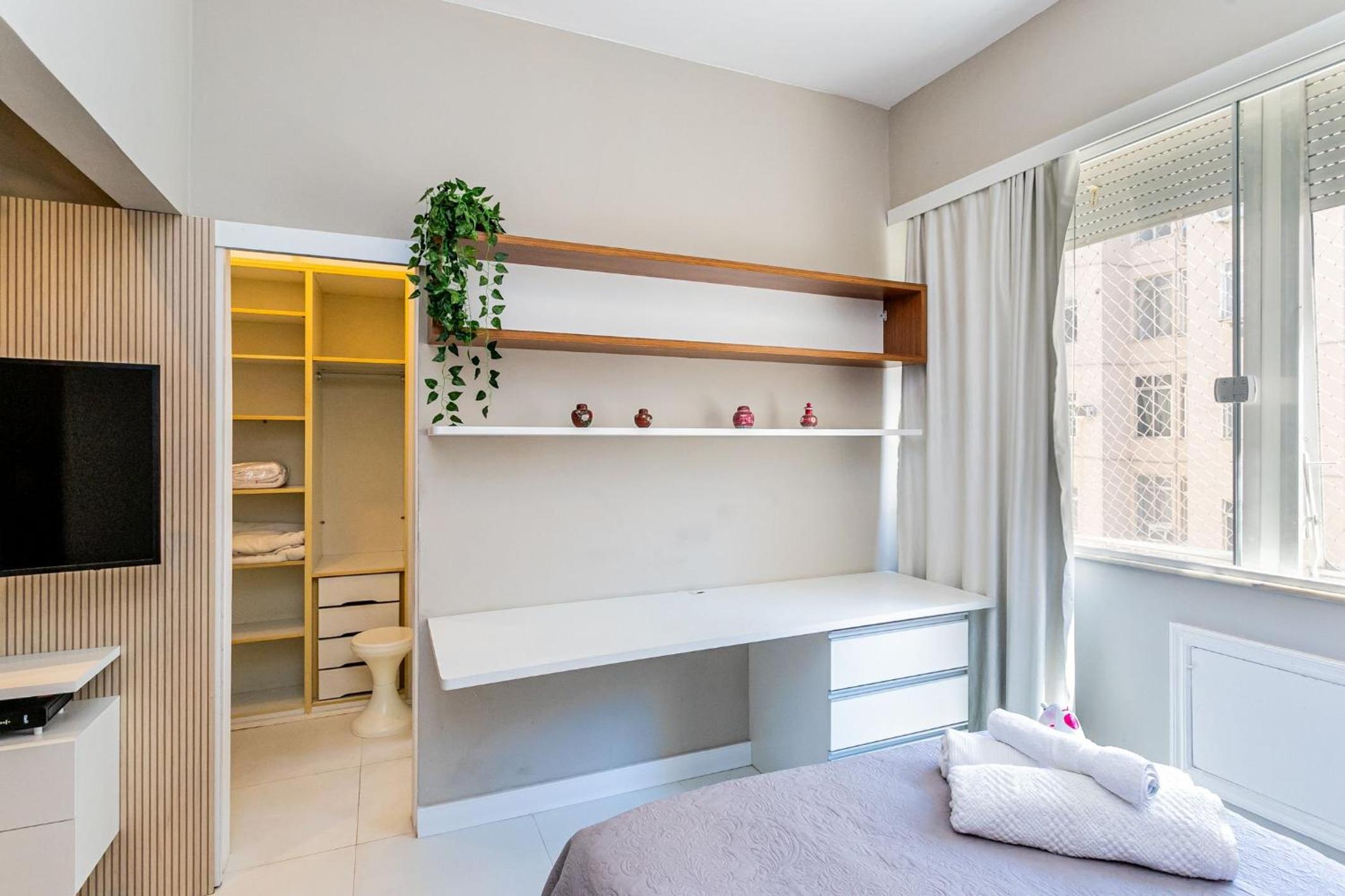 Apartamento Copacabana com Garagem, Home Office, Closet - Luxo, Conforto e Lazer.