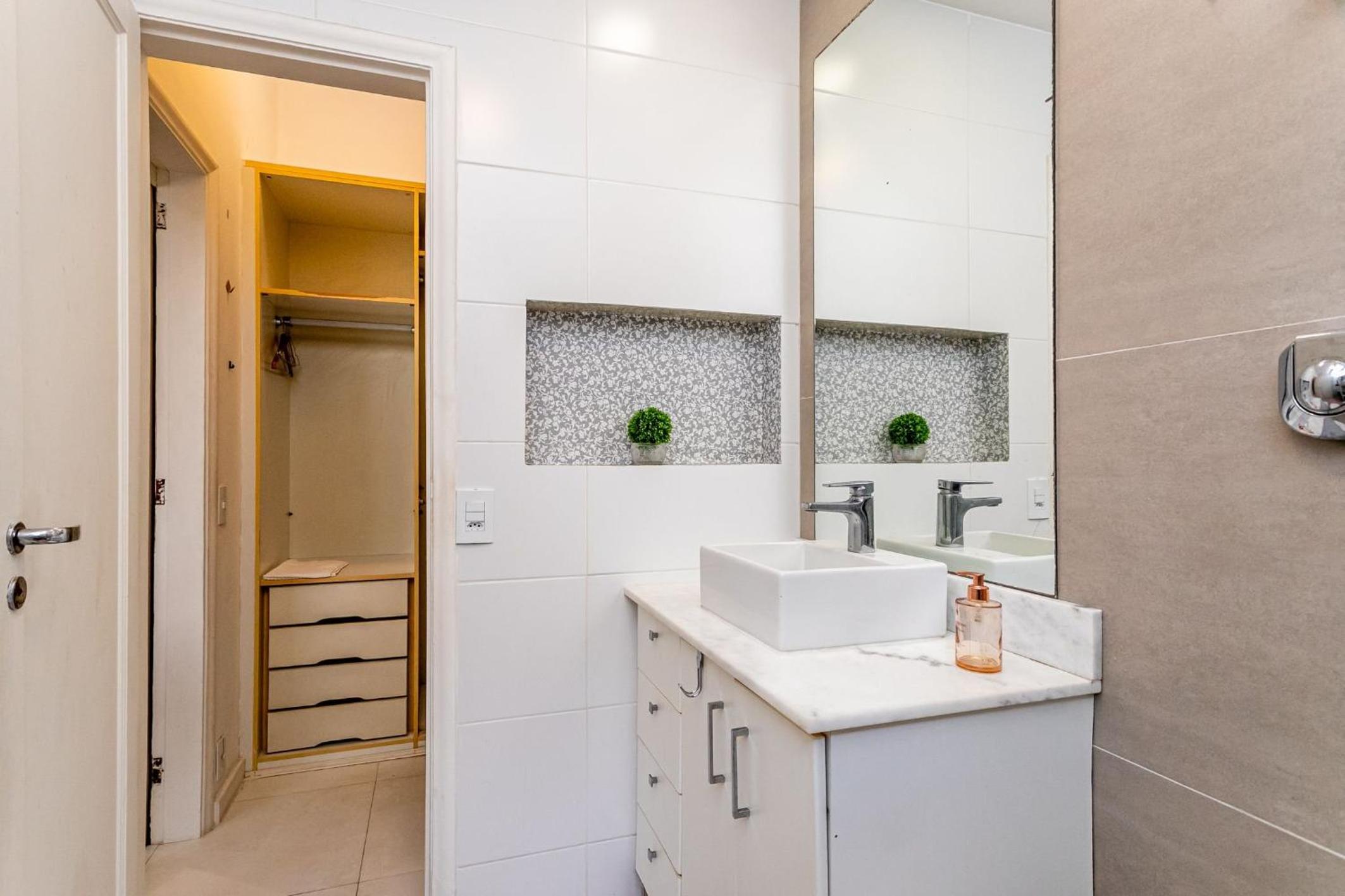 Apartamento Copacabana com Garagem, Home Office, Closet - Luxo, Conforto e Lazer.