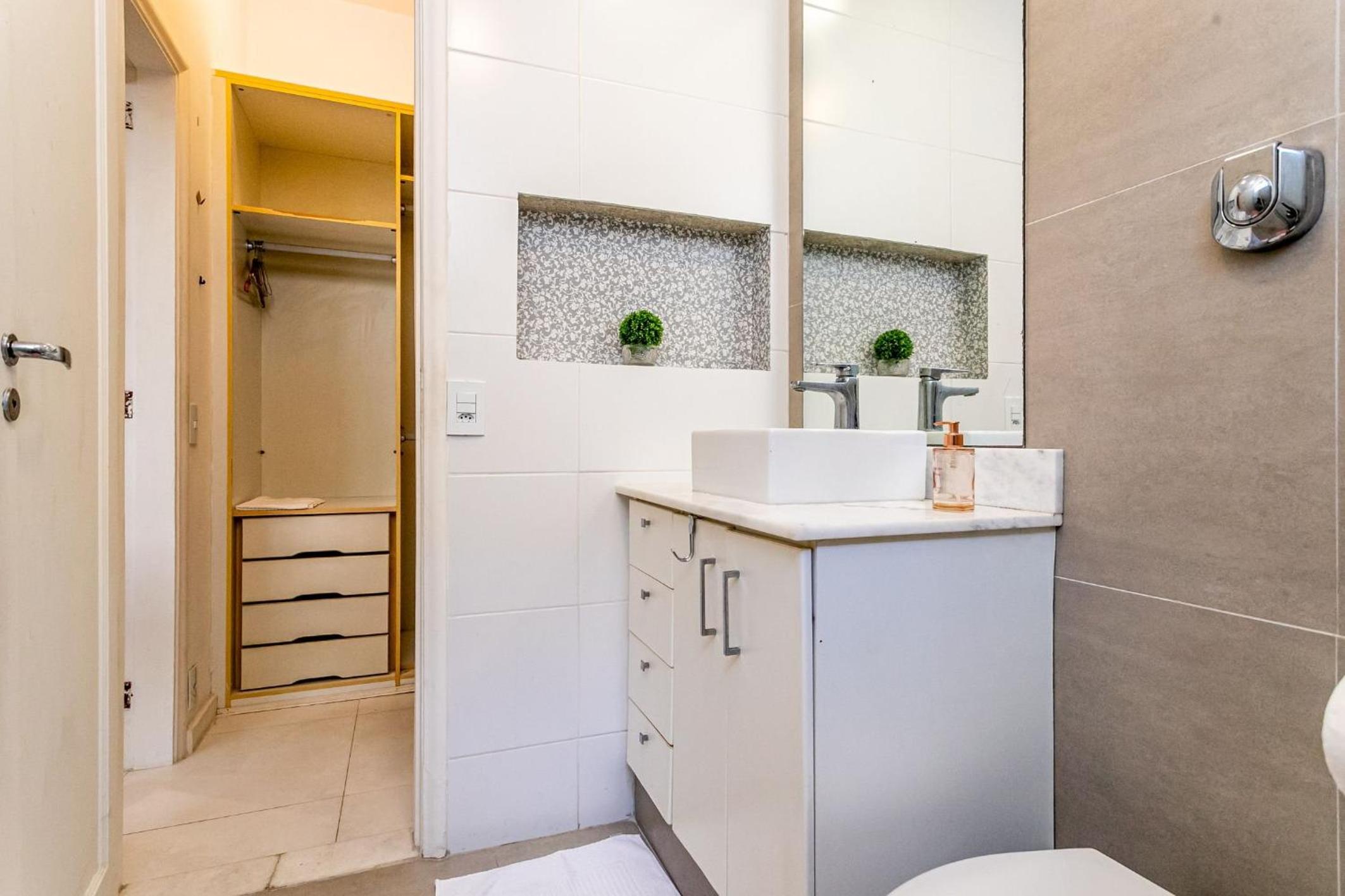 Apartamento Copacabana com Garagem, Home Office, Closet - Luxo, Conforto e Lazer.