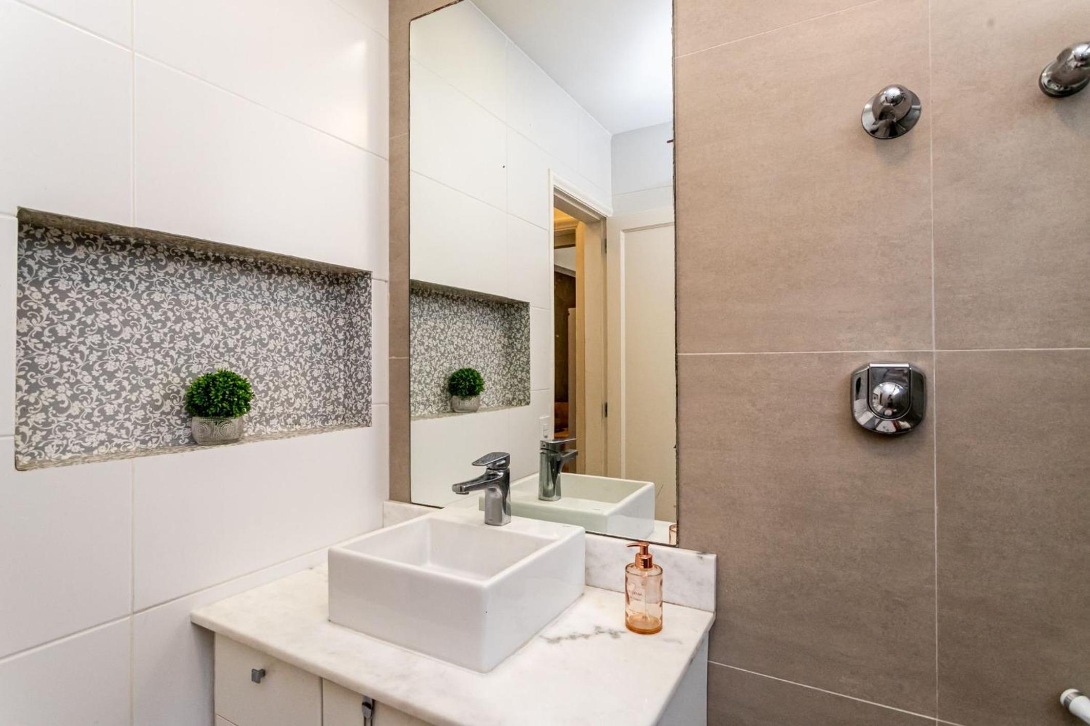 Apartamento Copacabana com Garagem, Home Office, Closet - Luxo, Conforto e Lazer.
