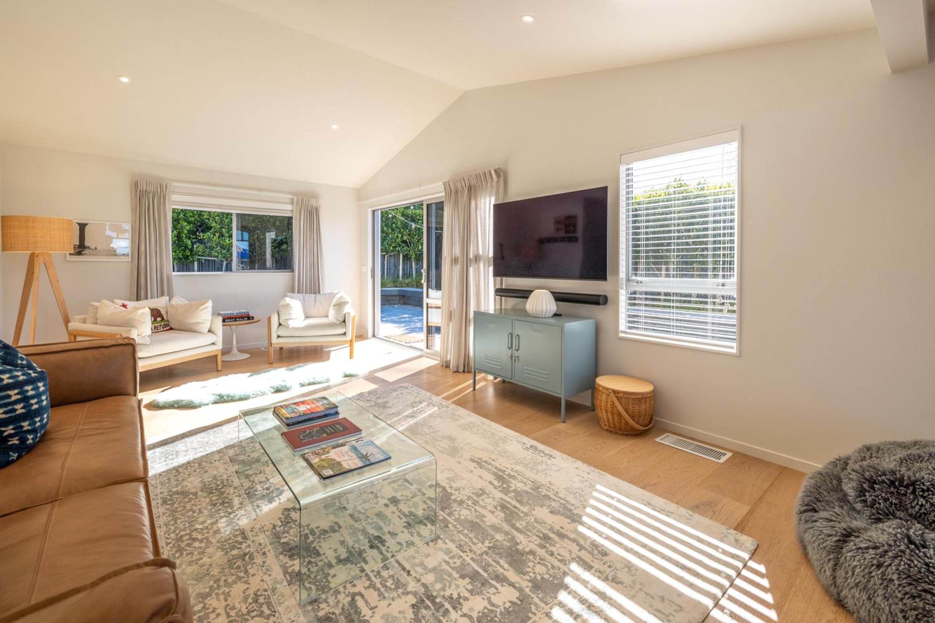 Oneroa Vines and Views- Stay Waiheke view 2