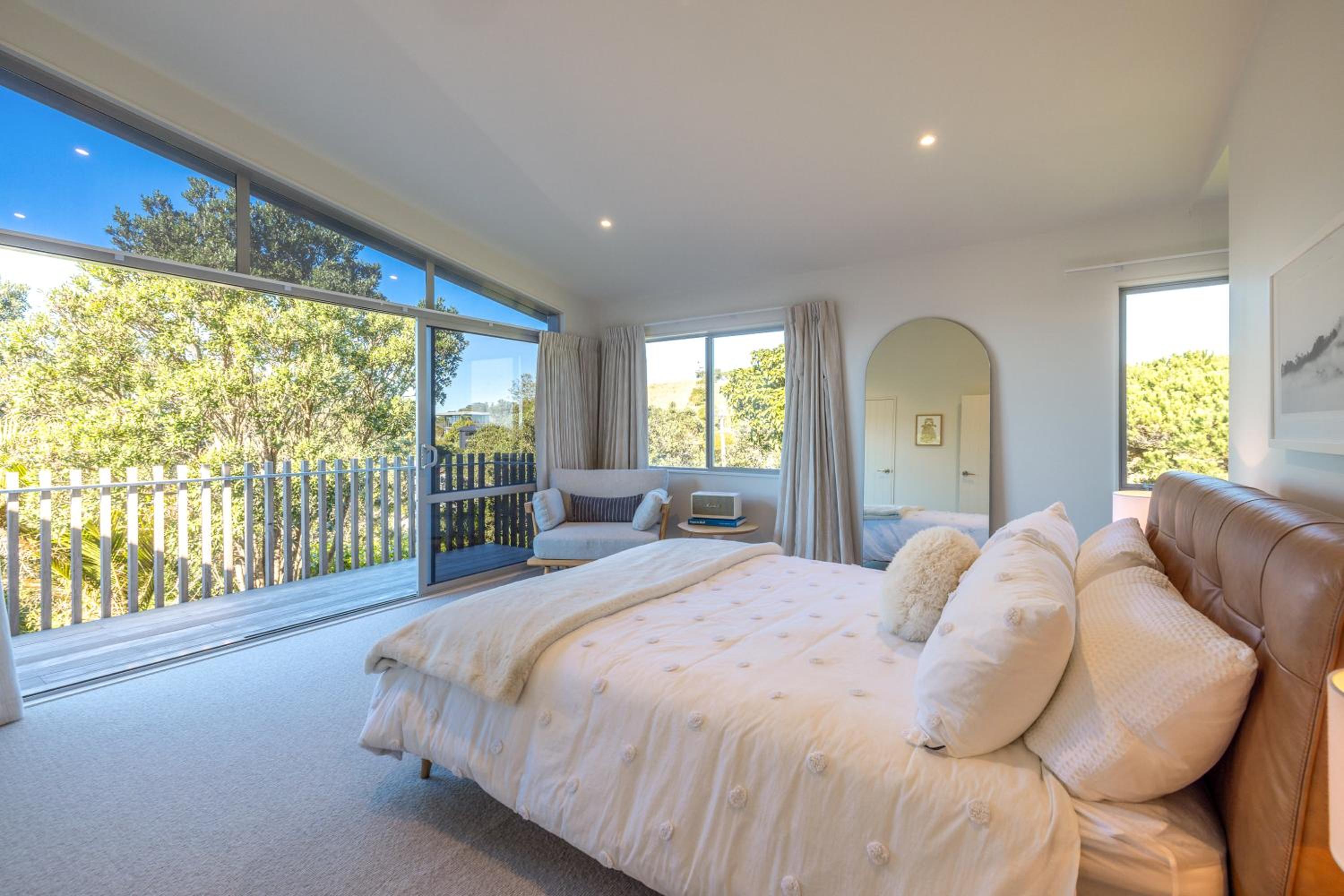 Oneroa Vines and Views- Stay Waiheke view 4