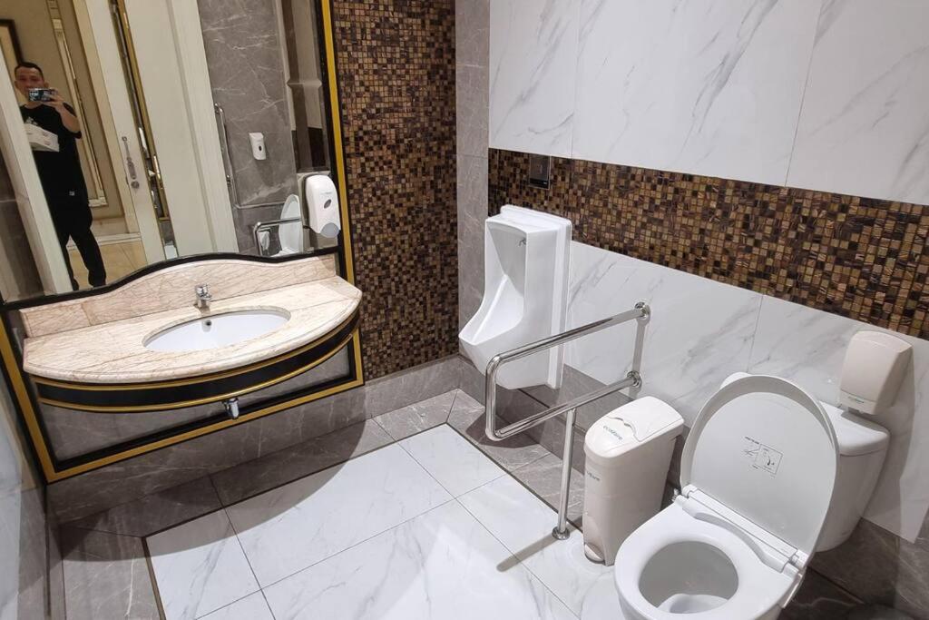 Apartement Trans Park Cibubur By Raya Property With Netflix