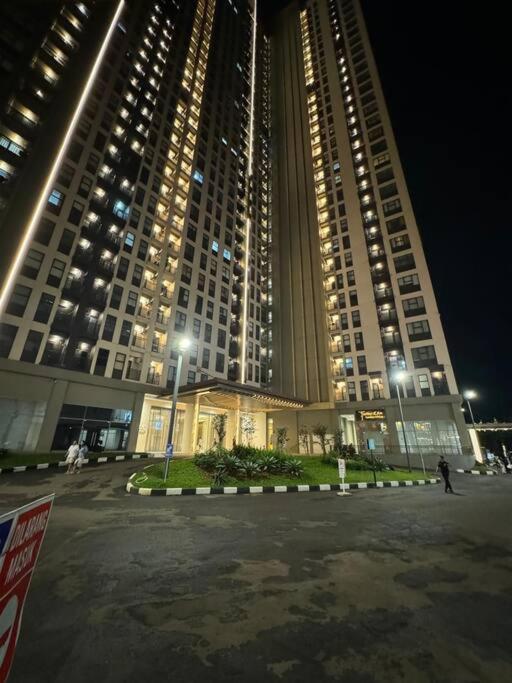 Apartement Trans Park Cibubur By Raya Property With Netflix