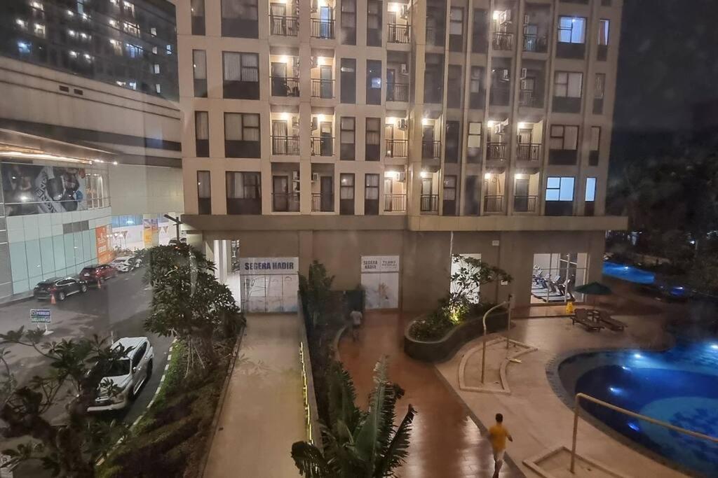 Apartement Trans Park Cibubur By Raya Property With Netflix