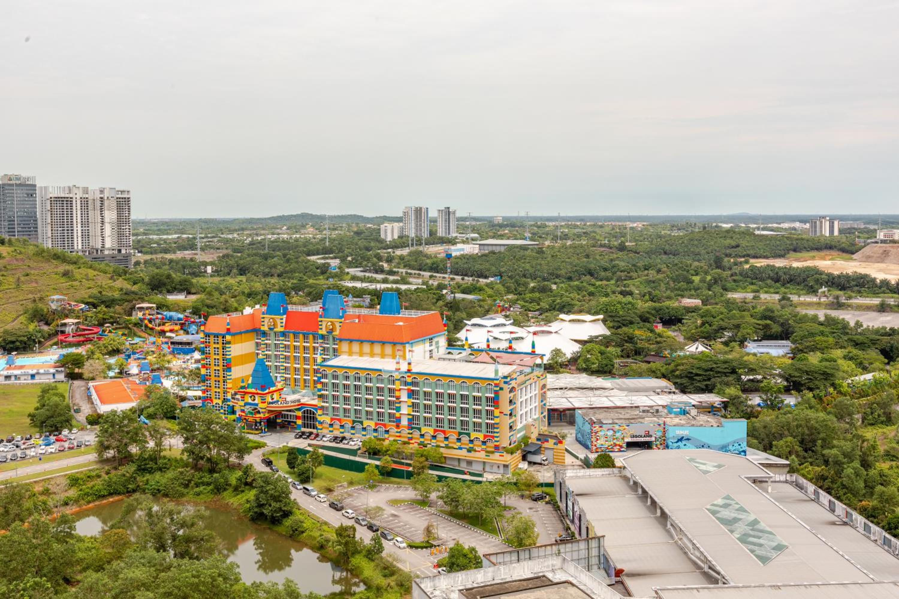 HostaHome Suites at Afiniti Residence walk to Legoland photo 3