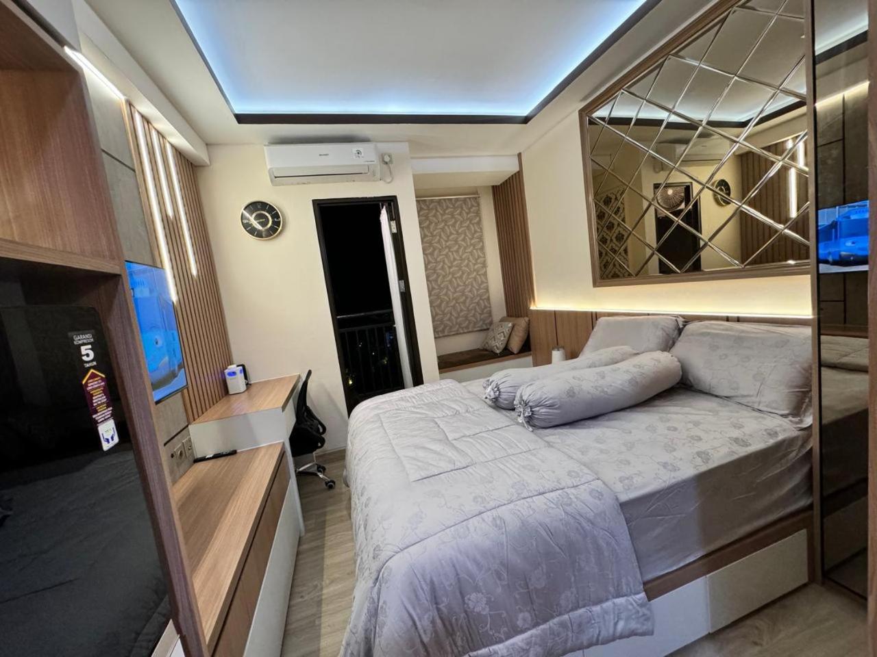 Apartement Trans Park Cibubur By Raya Property With Netflix
