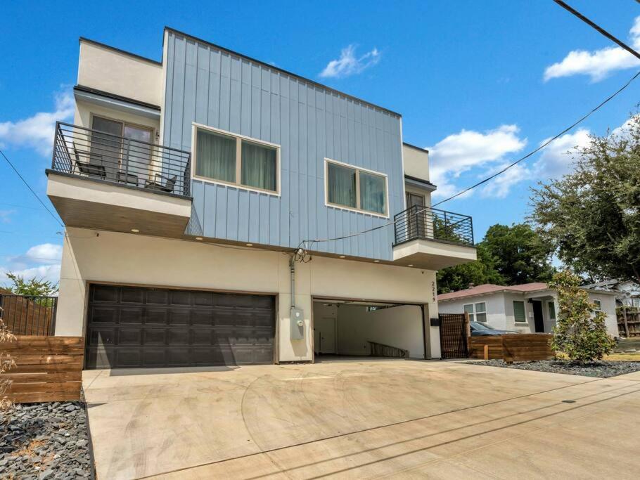Charming 3-Bedroom Home l 5 mins to AA Arena view 3