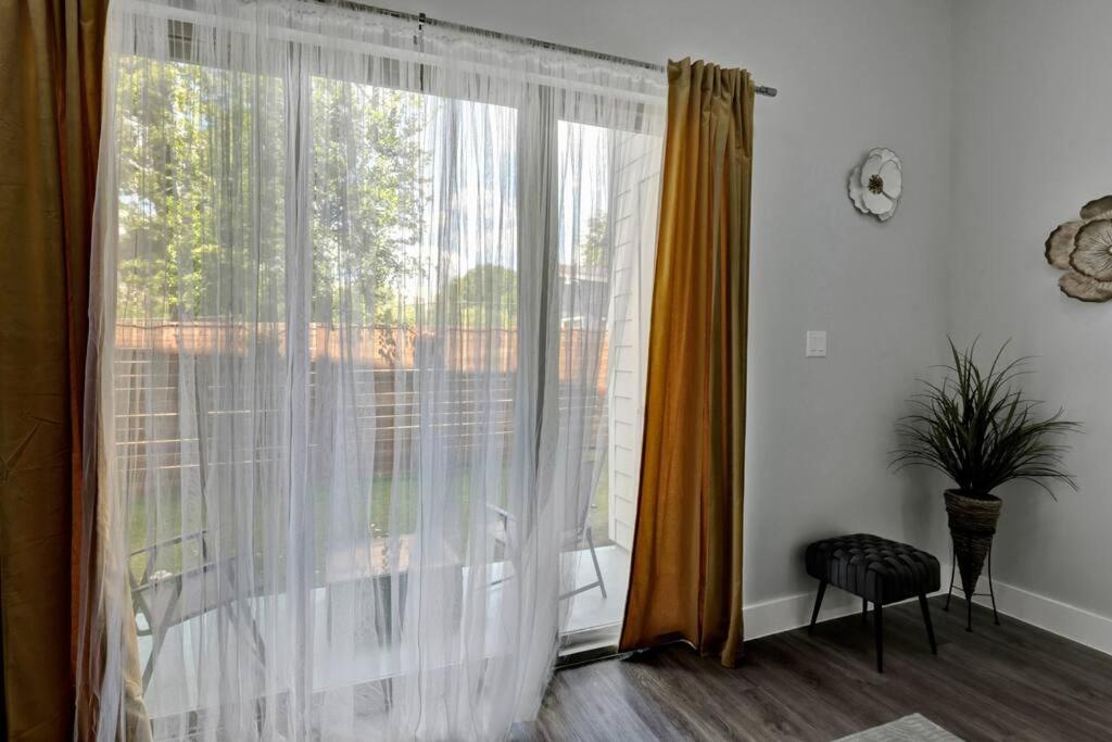 Charming 3-Bedroom Home l 5 mins to AA Arena view 5