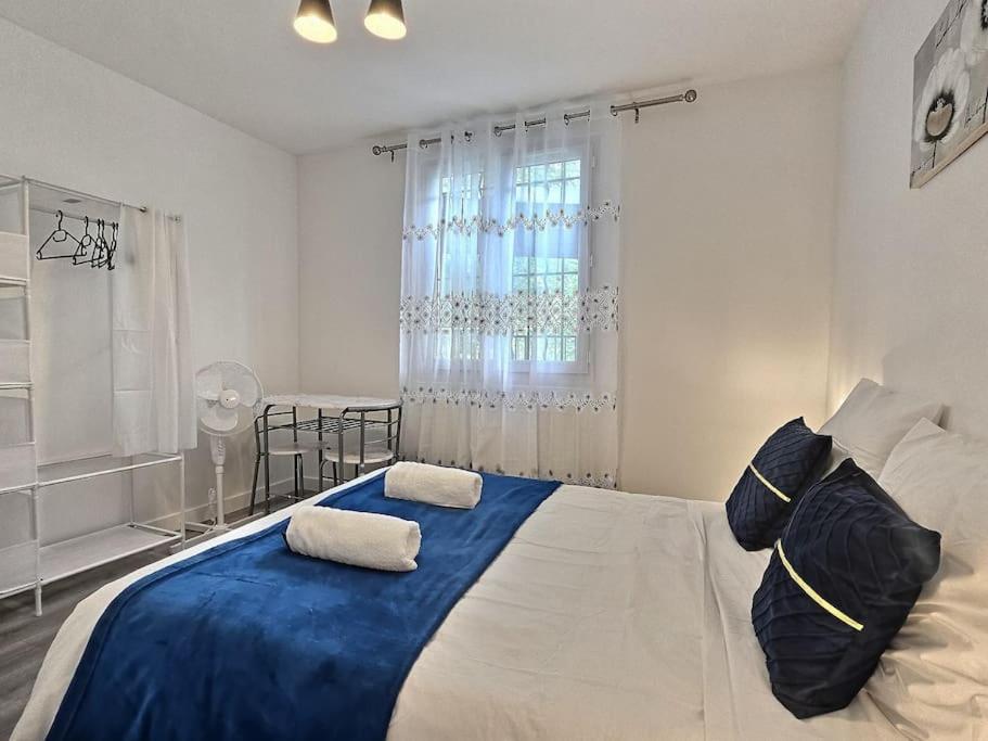 Full Modern House - Beautiful Garden - Private Parking Space - Paris & Disneyland MontFermeil